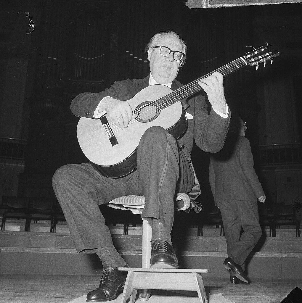 Andrés Segovia mit einer klassischen Gitarre auf einer Bühne