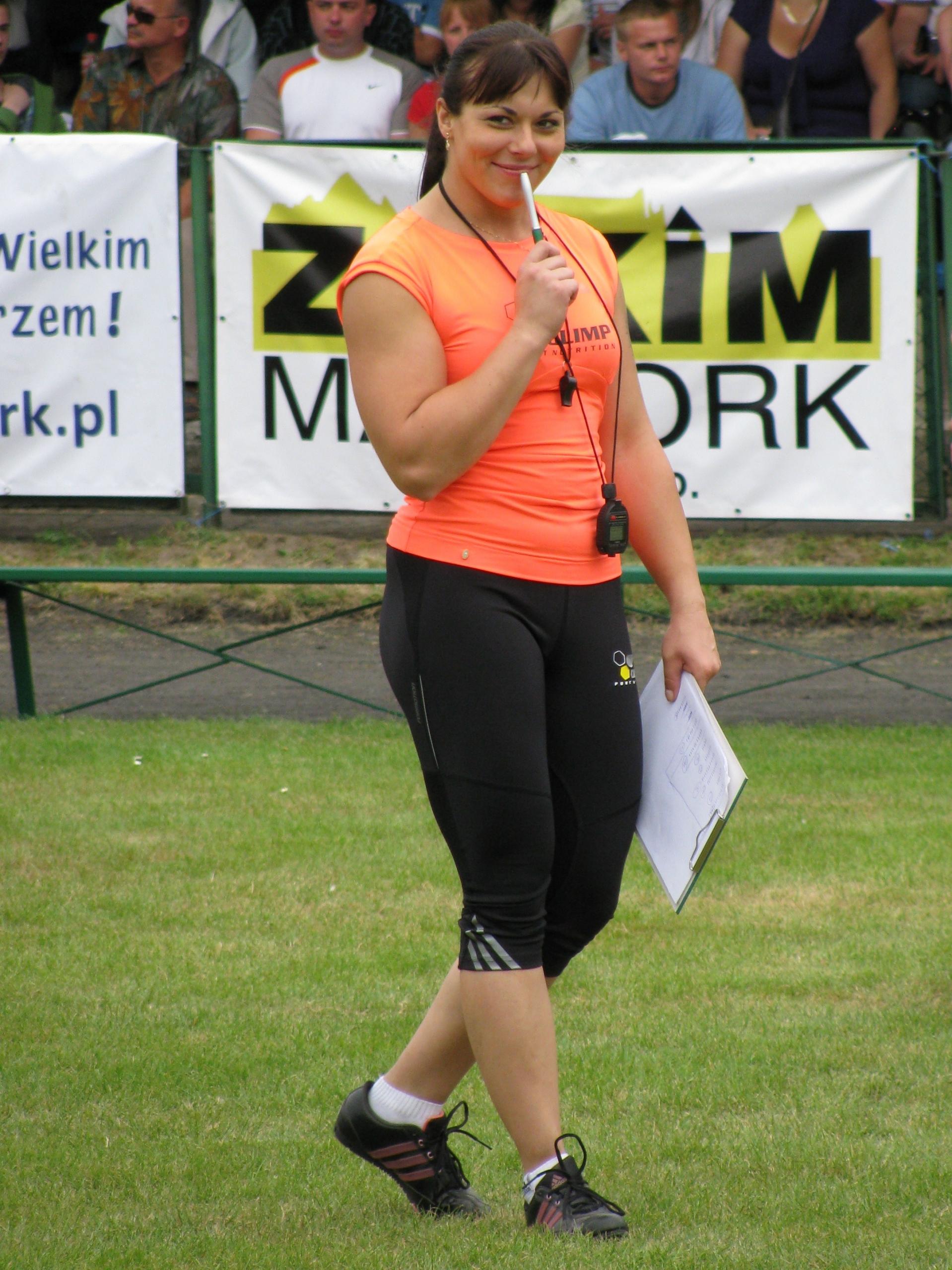 Aneta Florczyk in orangenem Shirt.