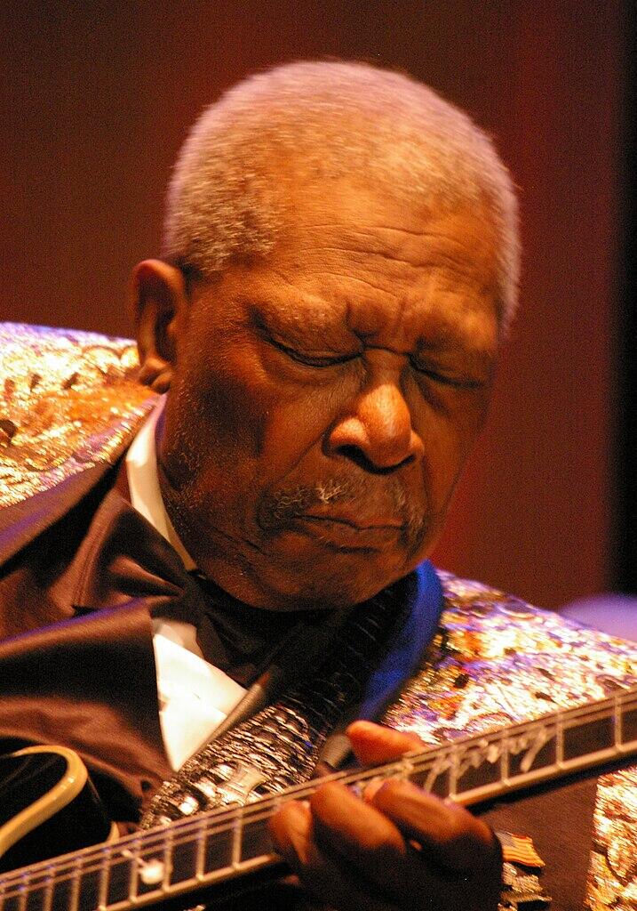 B.B. King mit geschlossenen Augen am Gitarre spielen