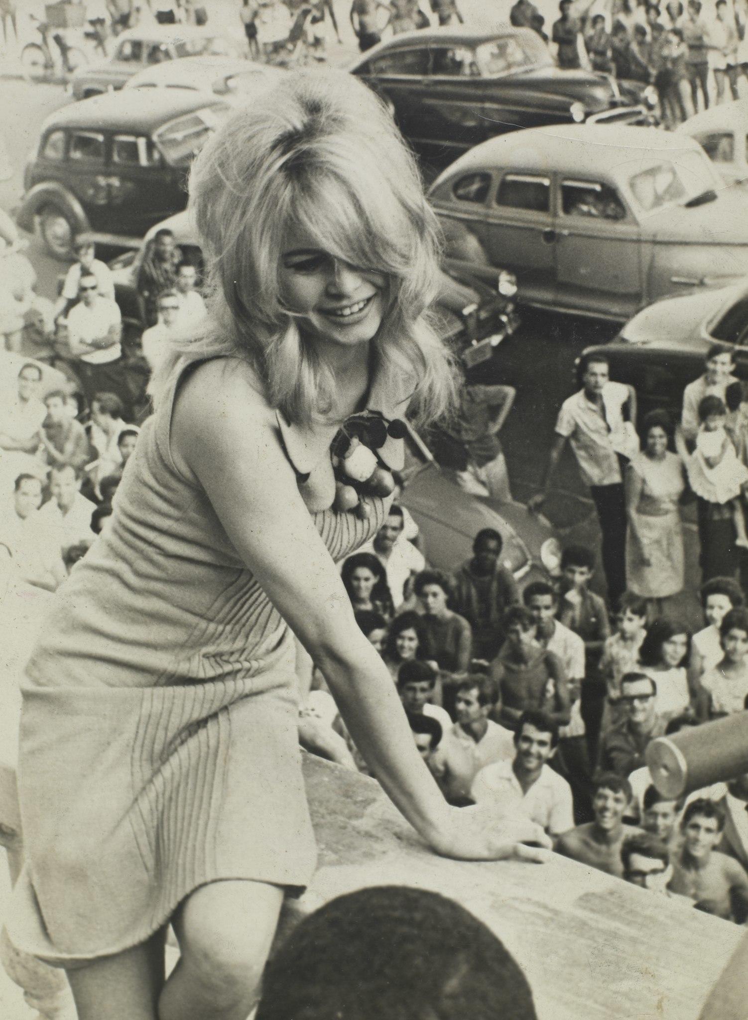 Brigitte Bardot auf einem Balkon vor einer Menschenmaße.