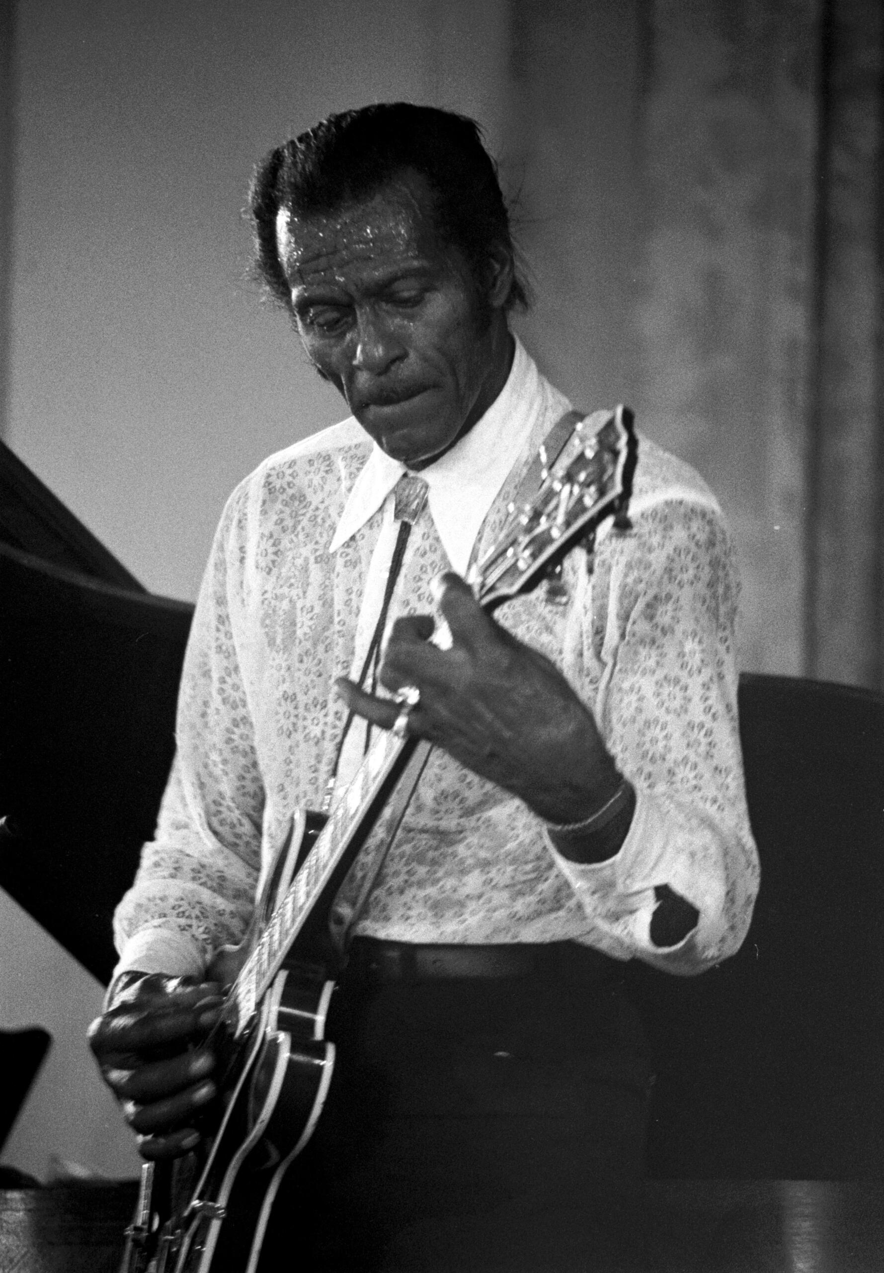 Chuck Berry spielt Gitarre