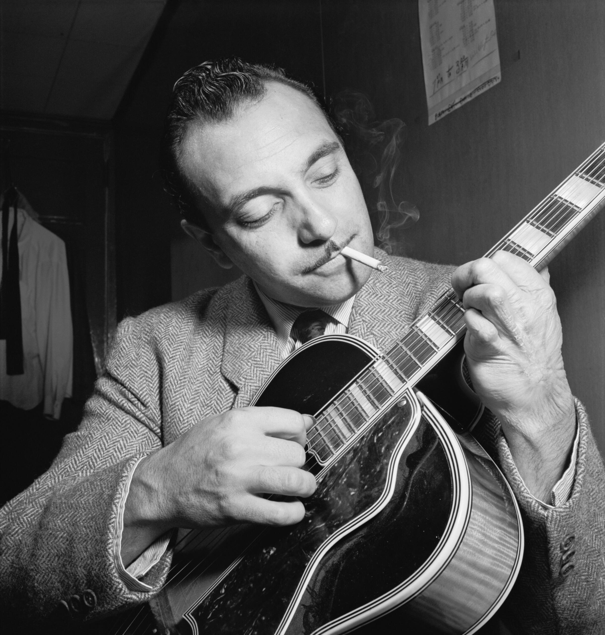Django Reinhardt mit einer Gitarre