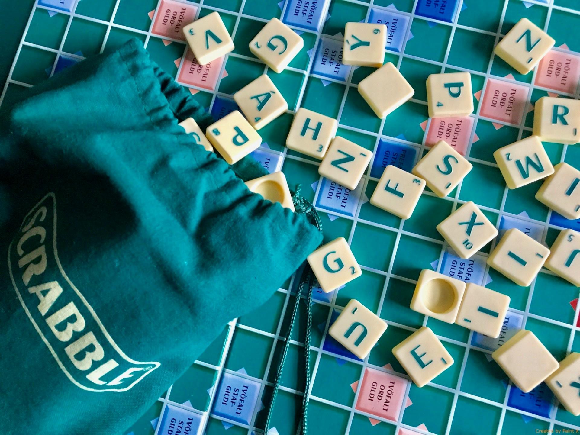 Scrabble Brett mit Spielsteinen.