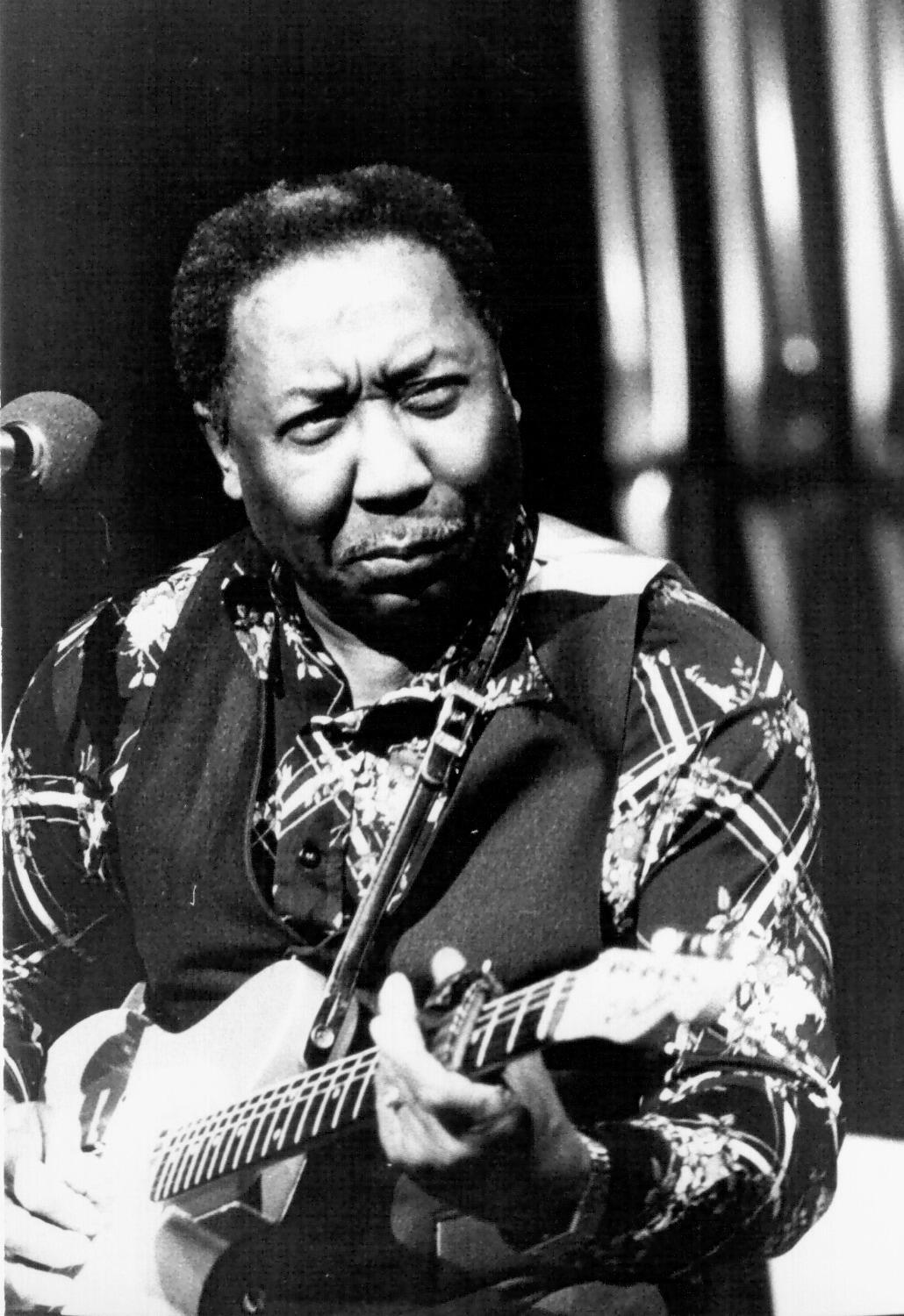 Muddy Waters mit einer Gitarre