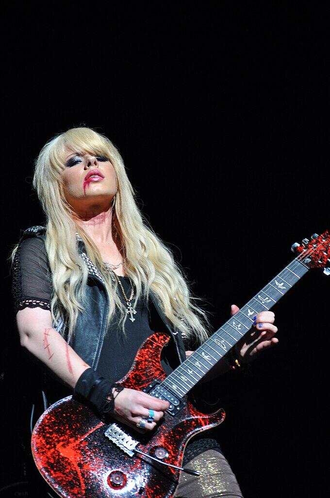 Orianthi Panagaris mit einer roten E-Gitarre