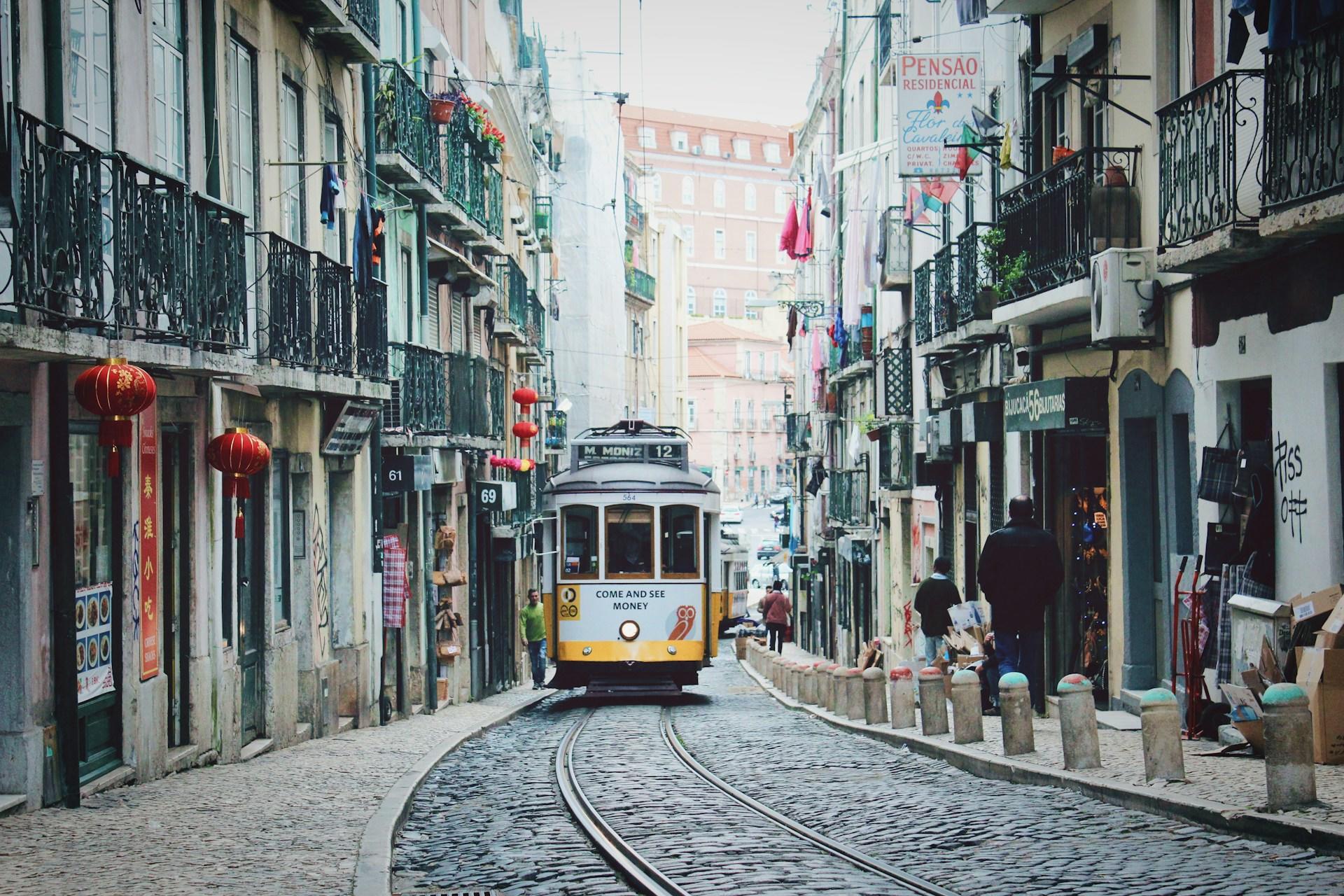 Zug durch enge Straße von Lissabon.