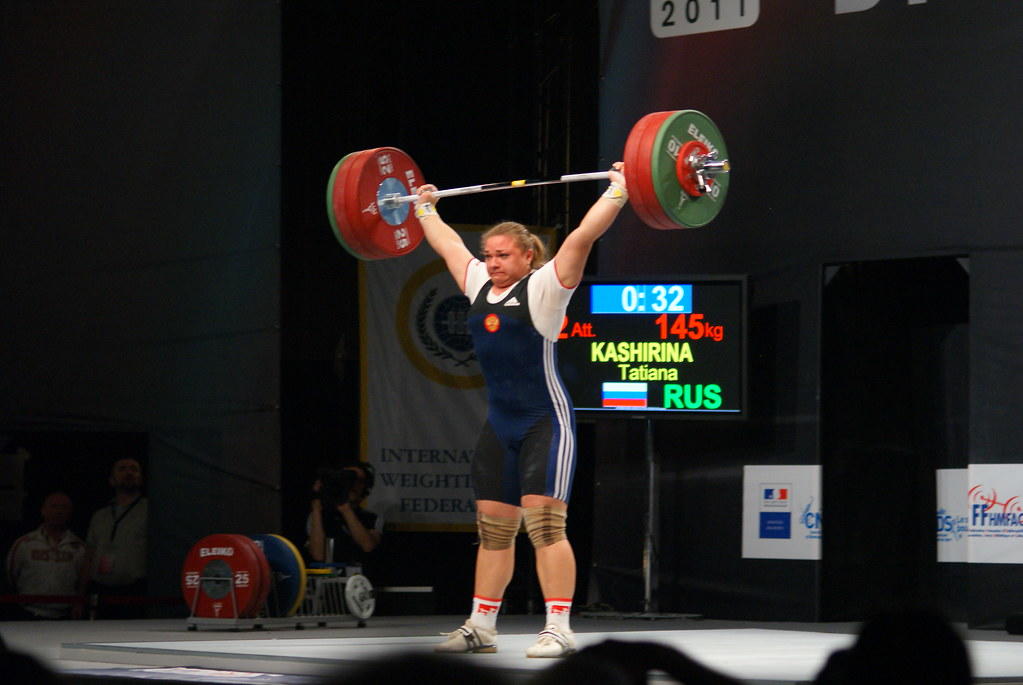 Die Powerlifterin Tatiana Kashirina stemmt eine Langhantel in die Luft