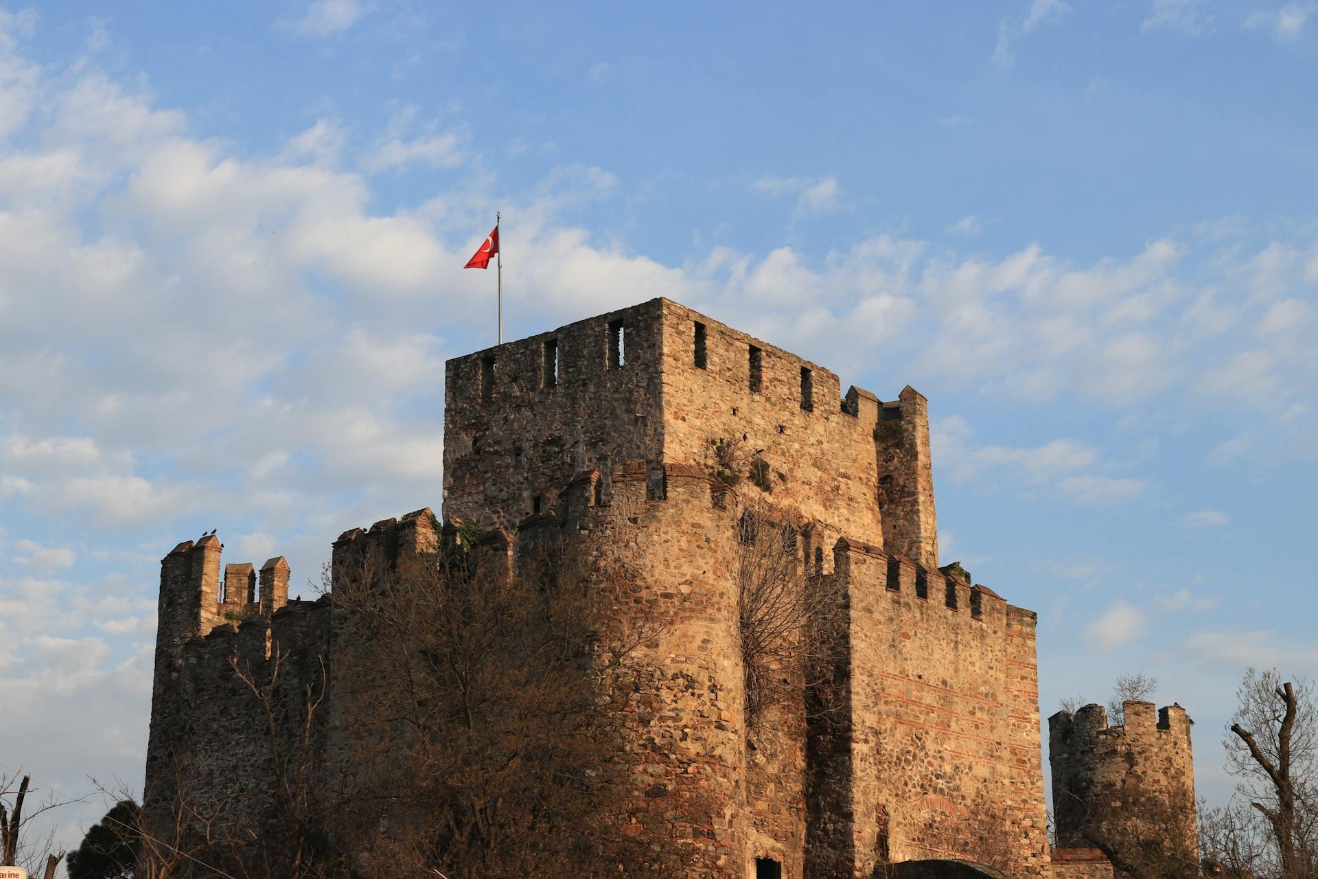 ein Festungsturm mit Flagge