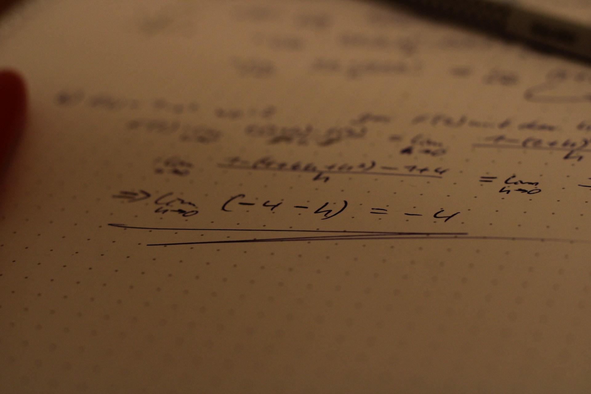 Mathematische Rechnung auf Blatt Papier.