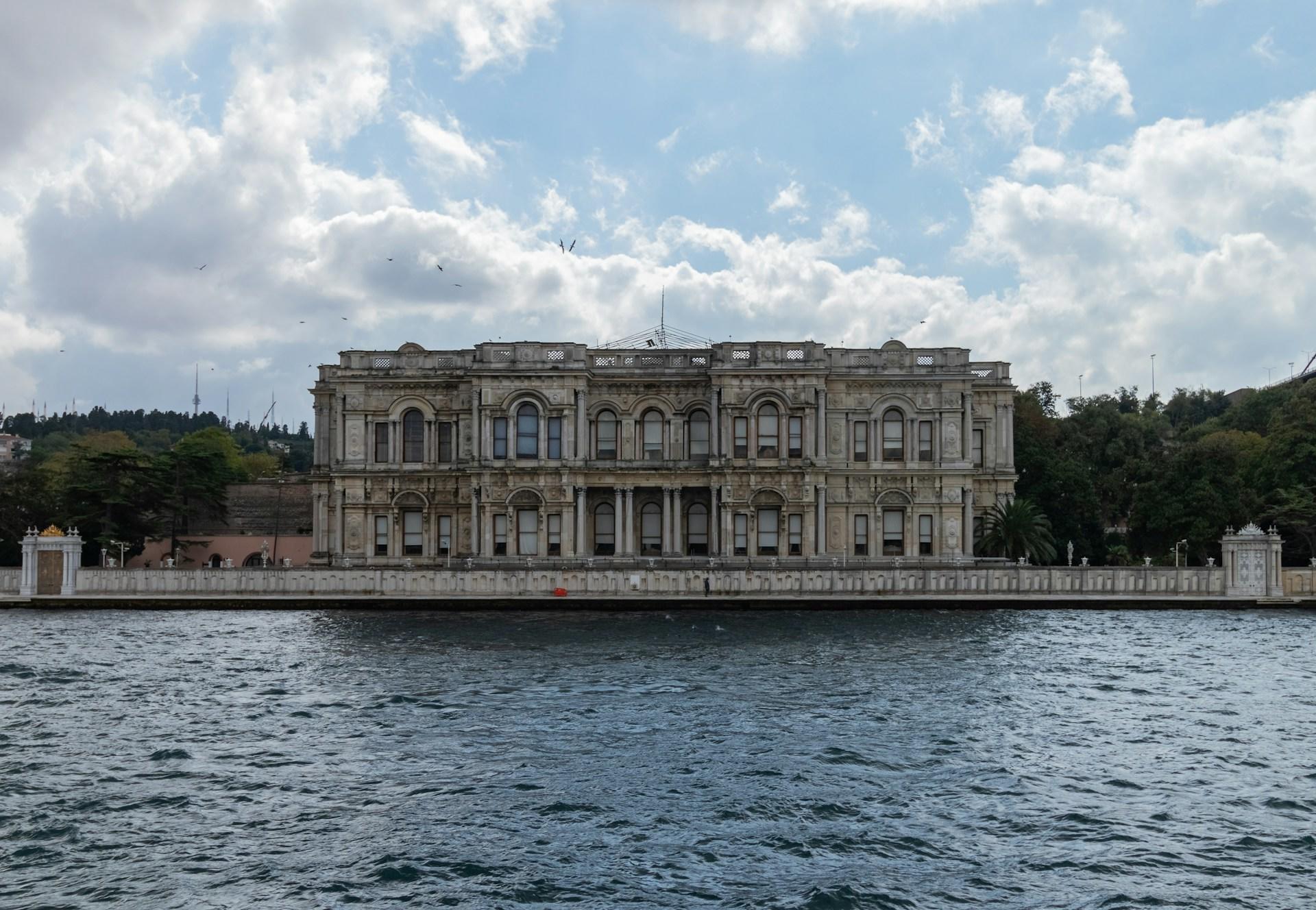Ein Palast direkt am Wasser