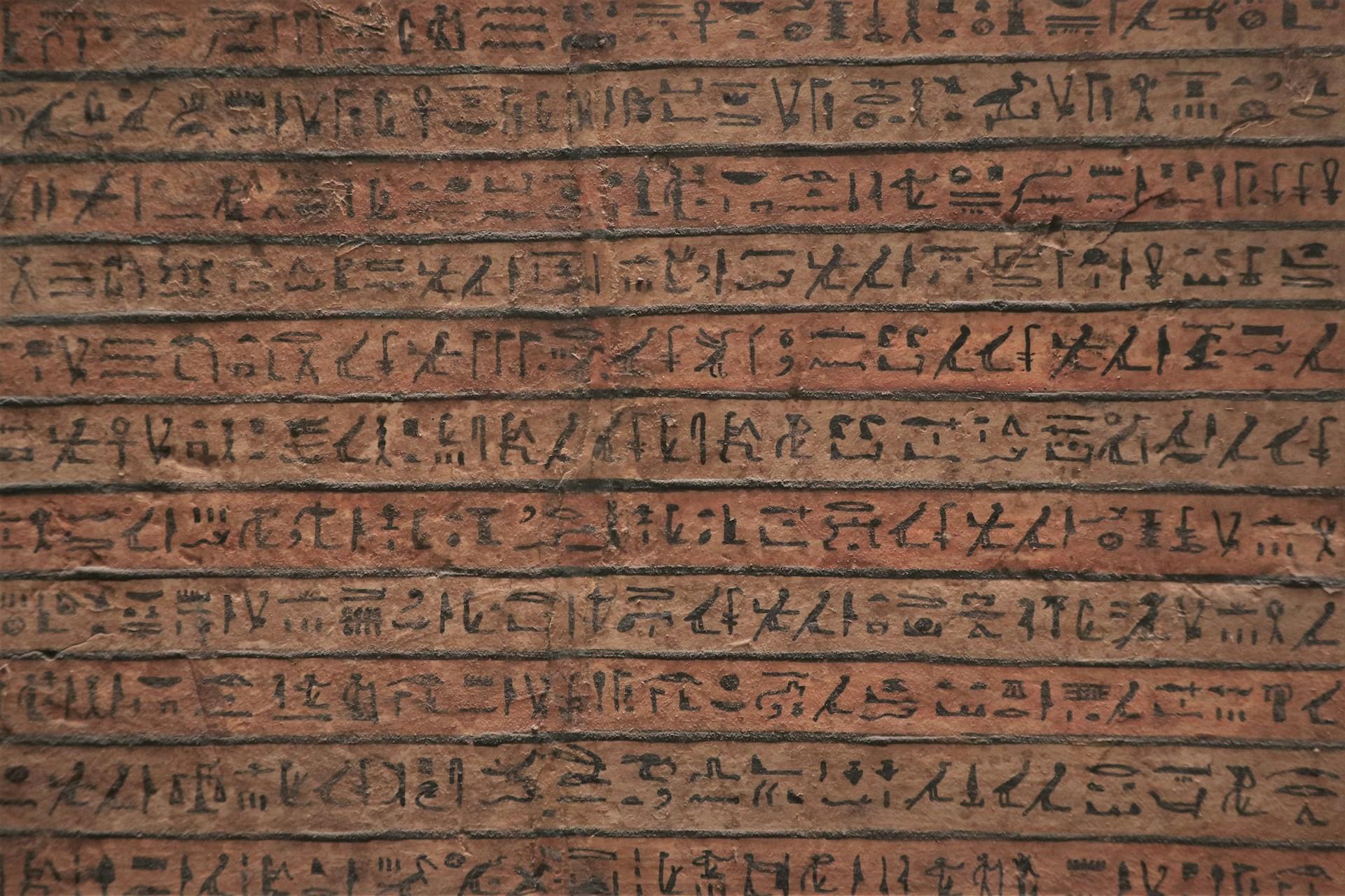 Hieroglyphen auf Wand.