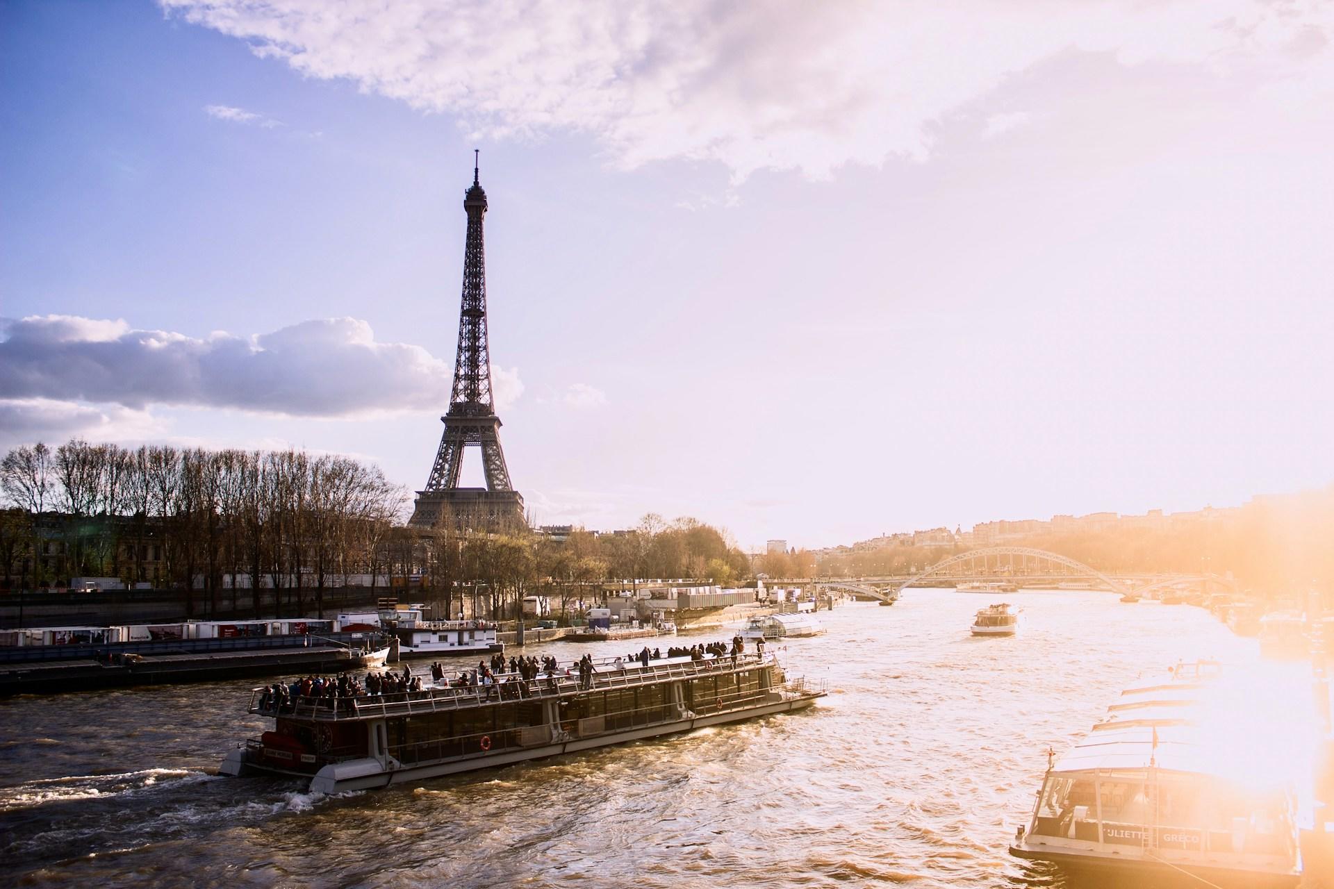 Eine Bootsfahrt auf der Seine mit Blick auf den Eiffelturm