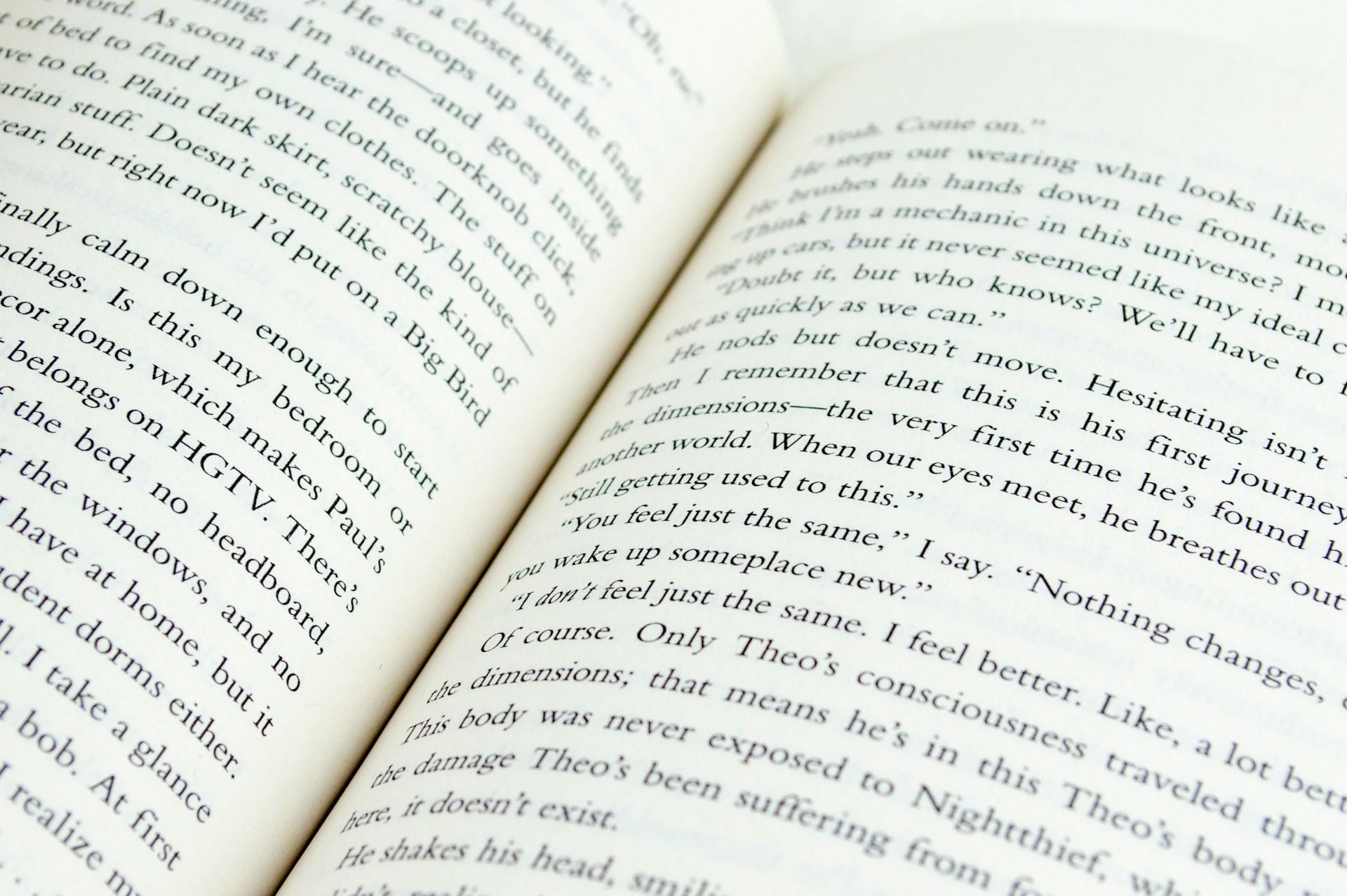 Offenes Buch mit englischem Text.