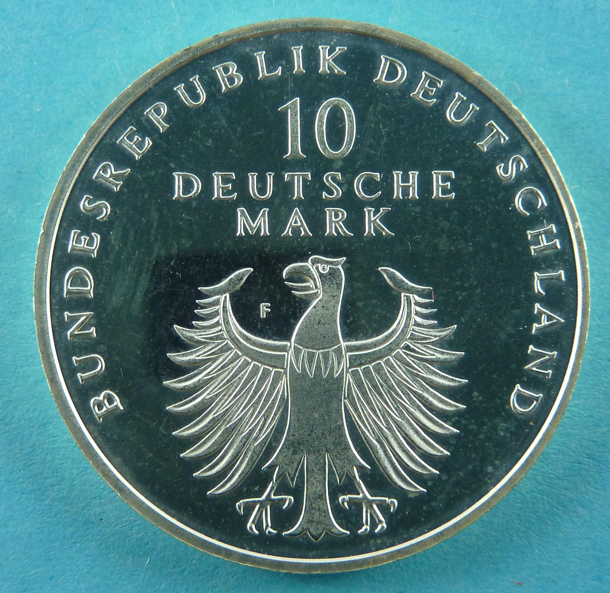 eine Münze im Wert von zehn Deutschen Mark