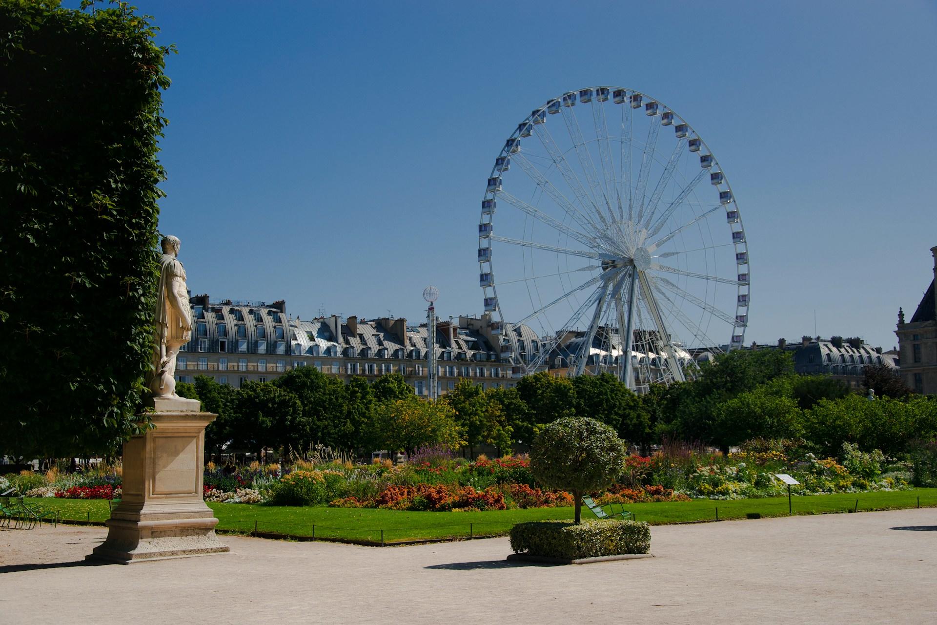 Der Jardin des Tuileries in Paris bei blauem Himmel