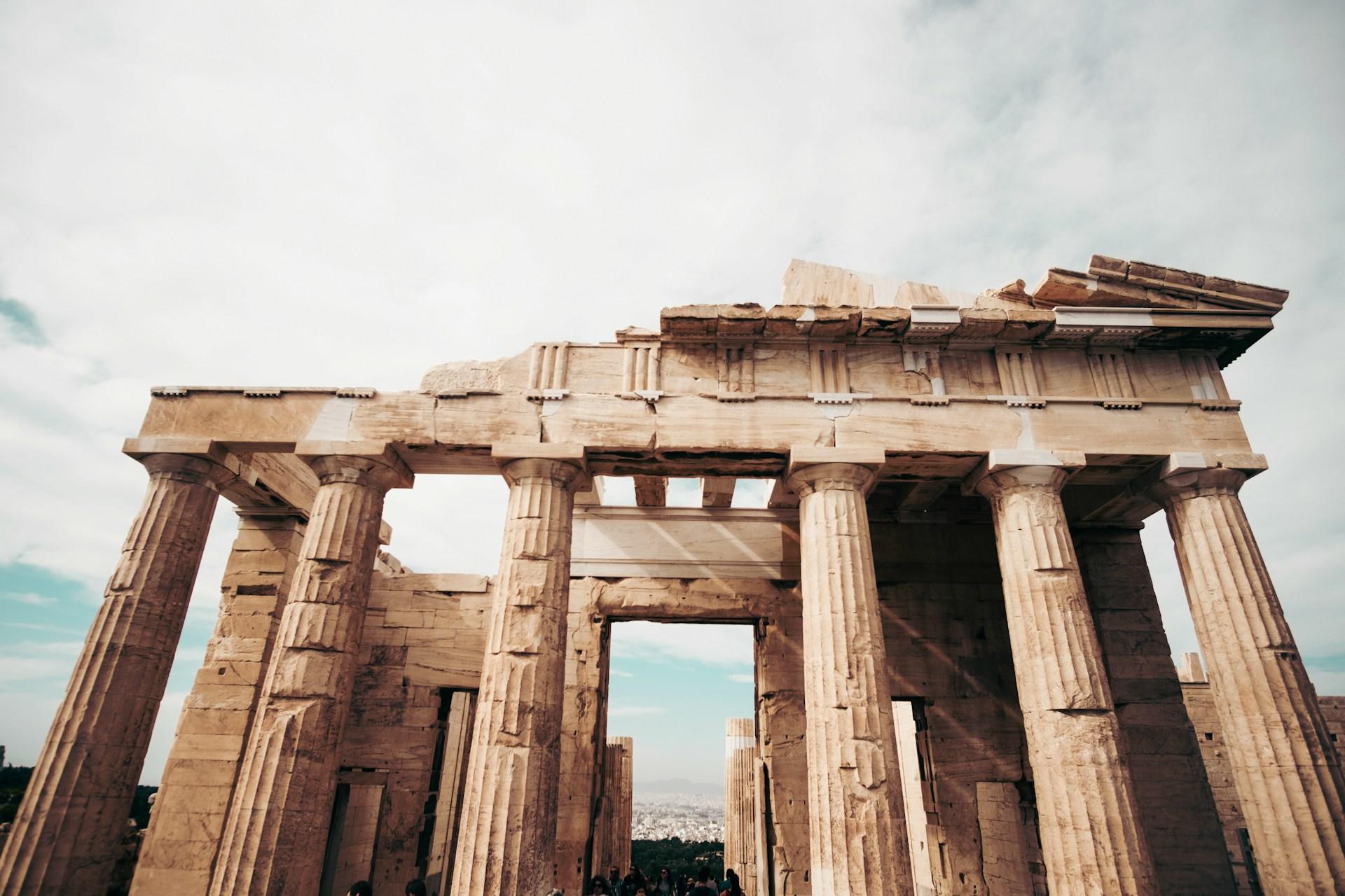 Ruine eines alten griechischen Temples mit Säulen.