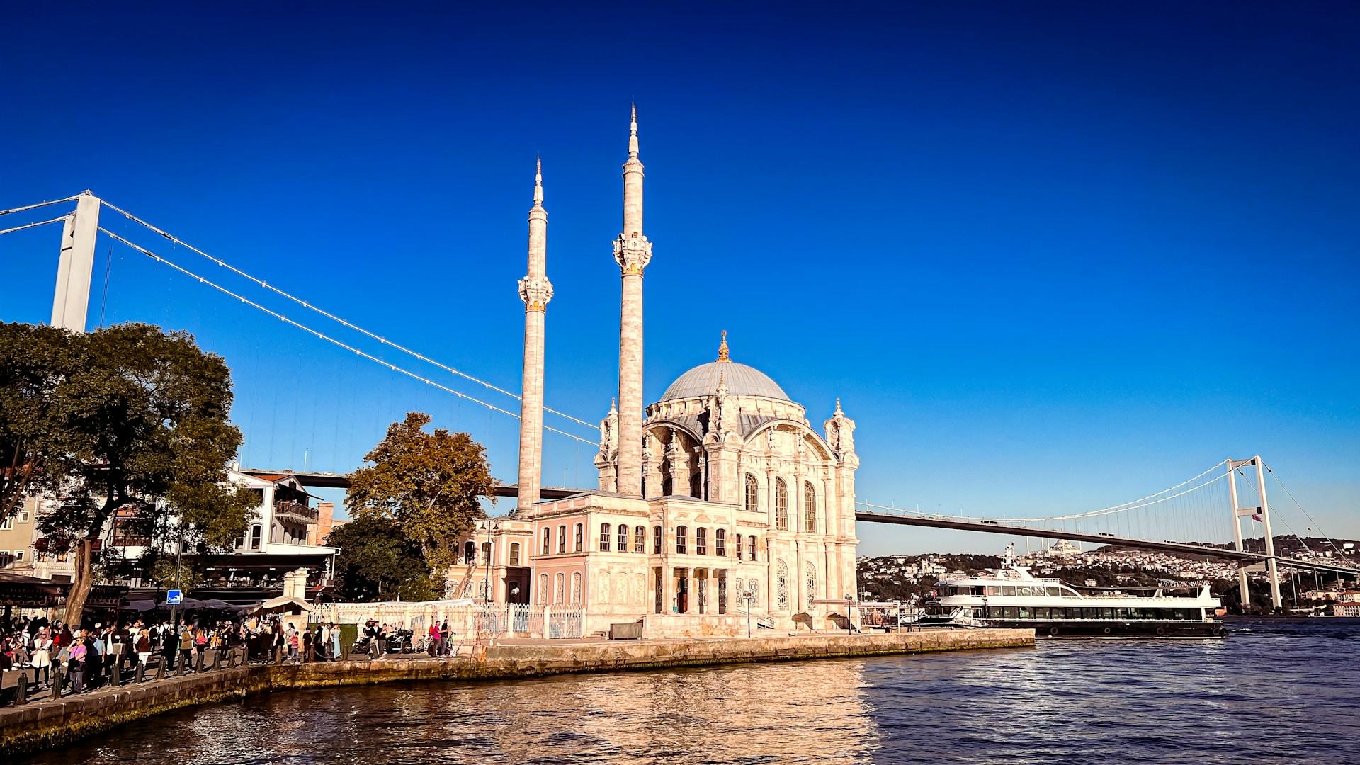 eine Moschee direkt am Wasser