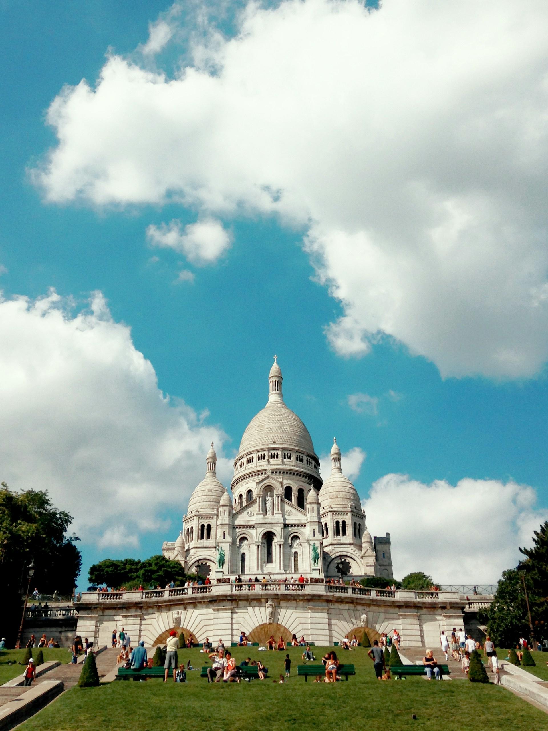 Sacre-Coeur in Paris bei blauem Himmel