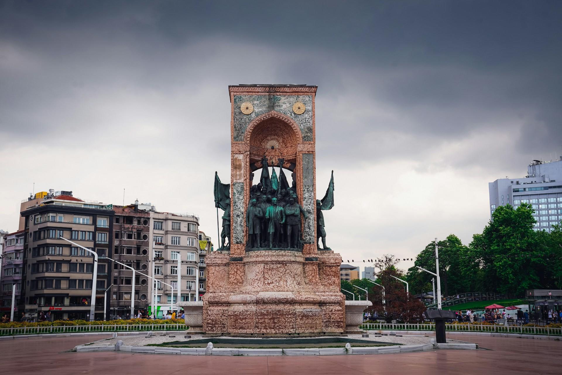 Ein großes Denkmal auf einem städtischen Platz