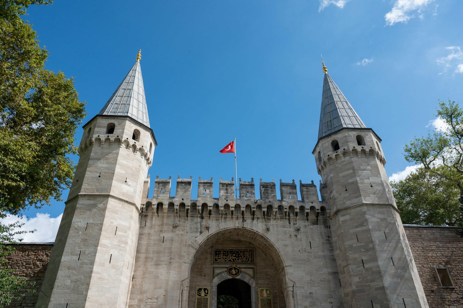 Das Eingangstor des Topkapı-Palasts