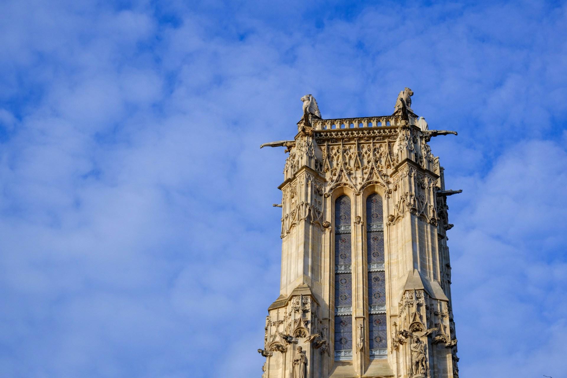 Der Tour Saint Jacques vor blauem Himmel
