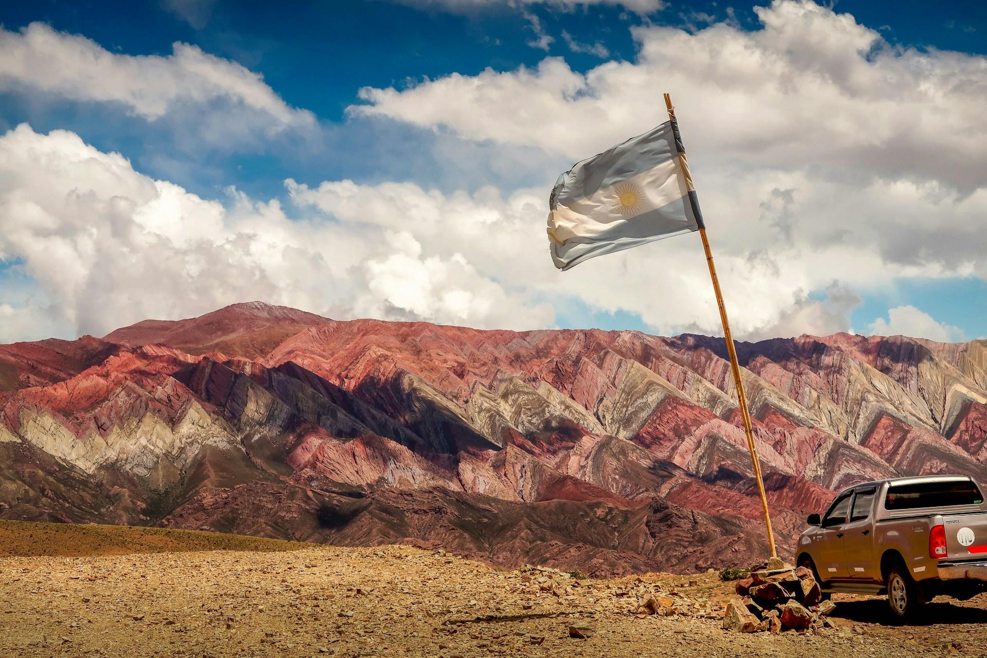 Die argentinische Flagge vor Bergen