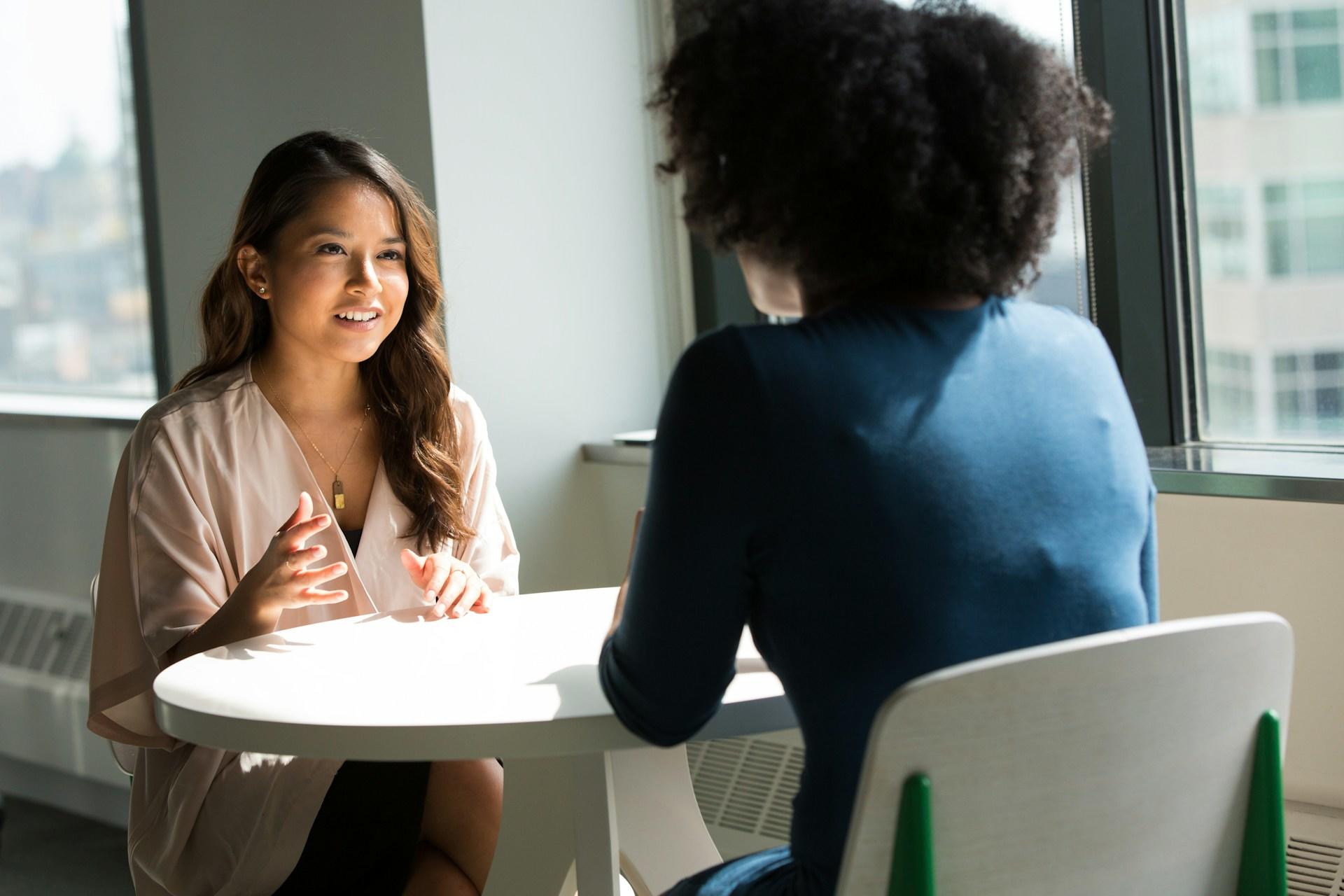 Zwei Frauen bei einer Coaching Session