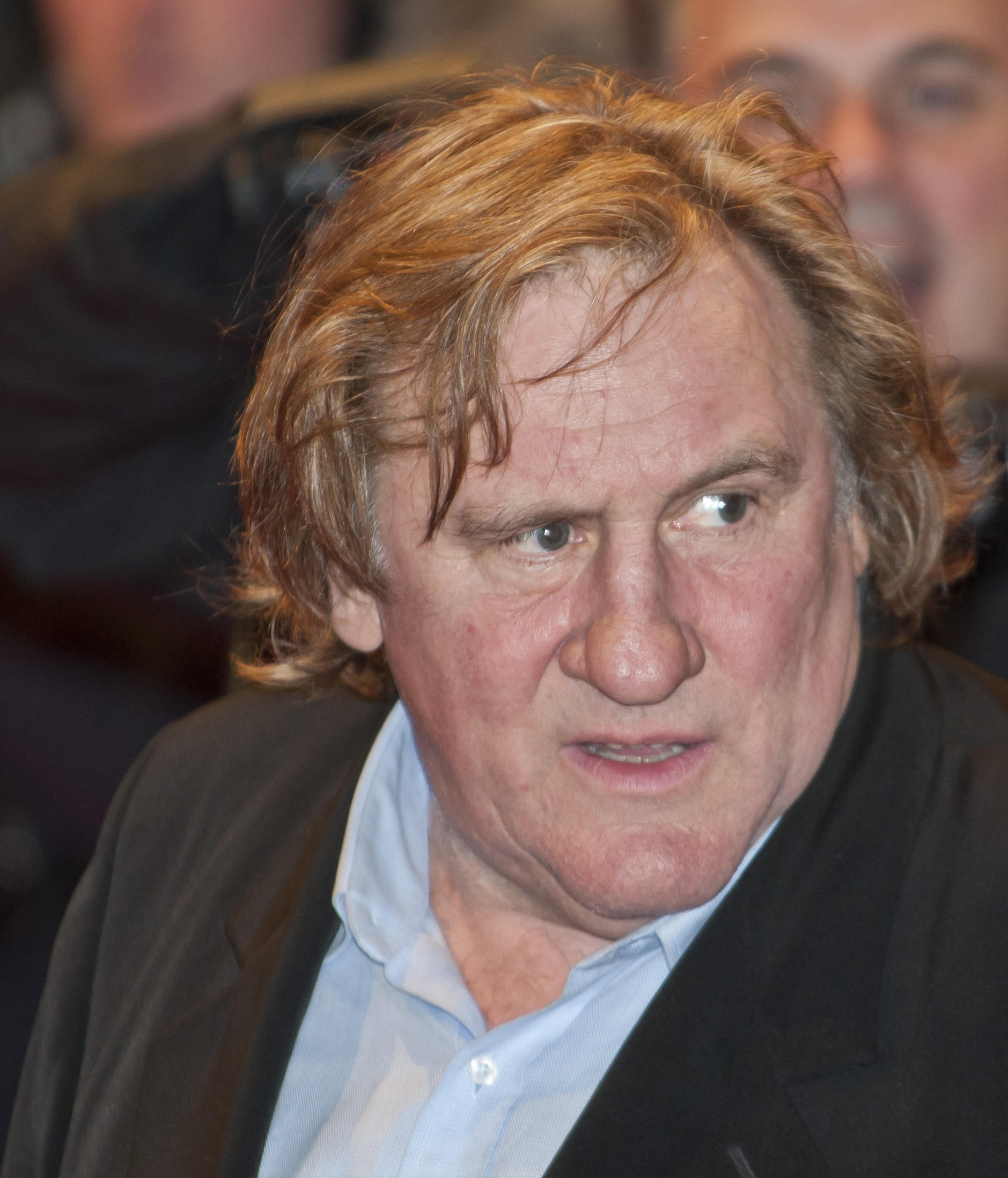 Gérard Depardieu schaut zur Seite