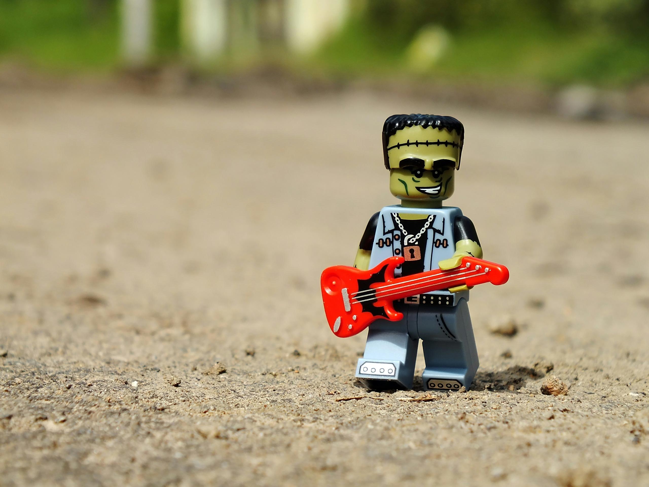 eine Lego-Figur mit Gitarre