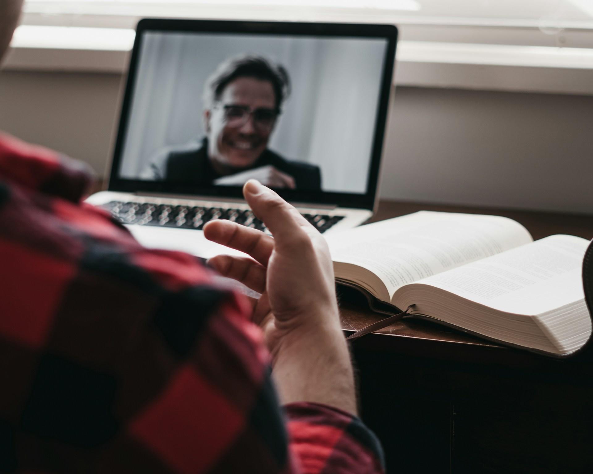 Zwei Personen beim Video-Chat mit Laptop