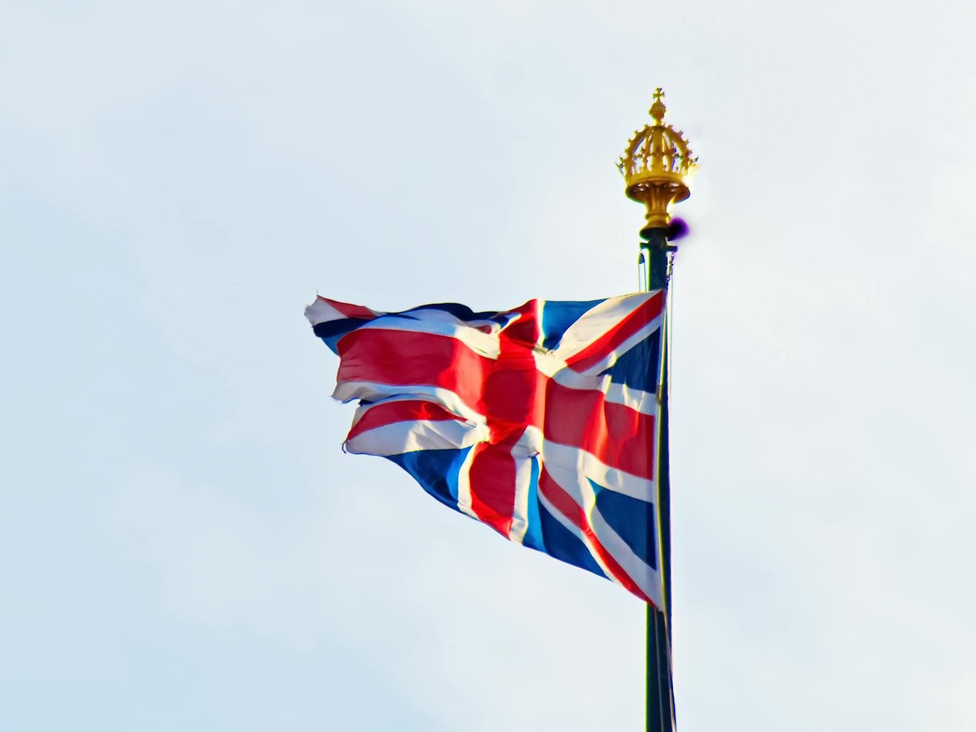 Britische Flagge mit Krone als Symbol der britischen Monarchie