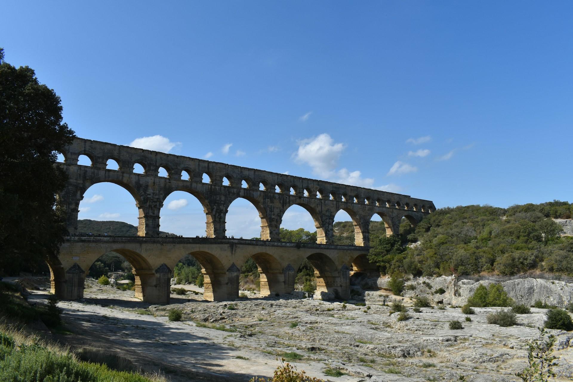 Der Pont du Gard vor blauem Himmel