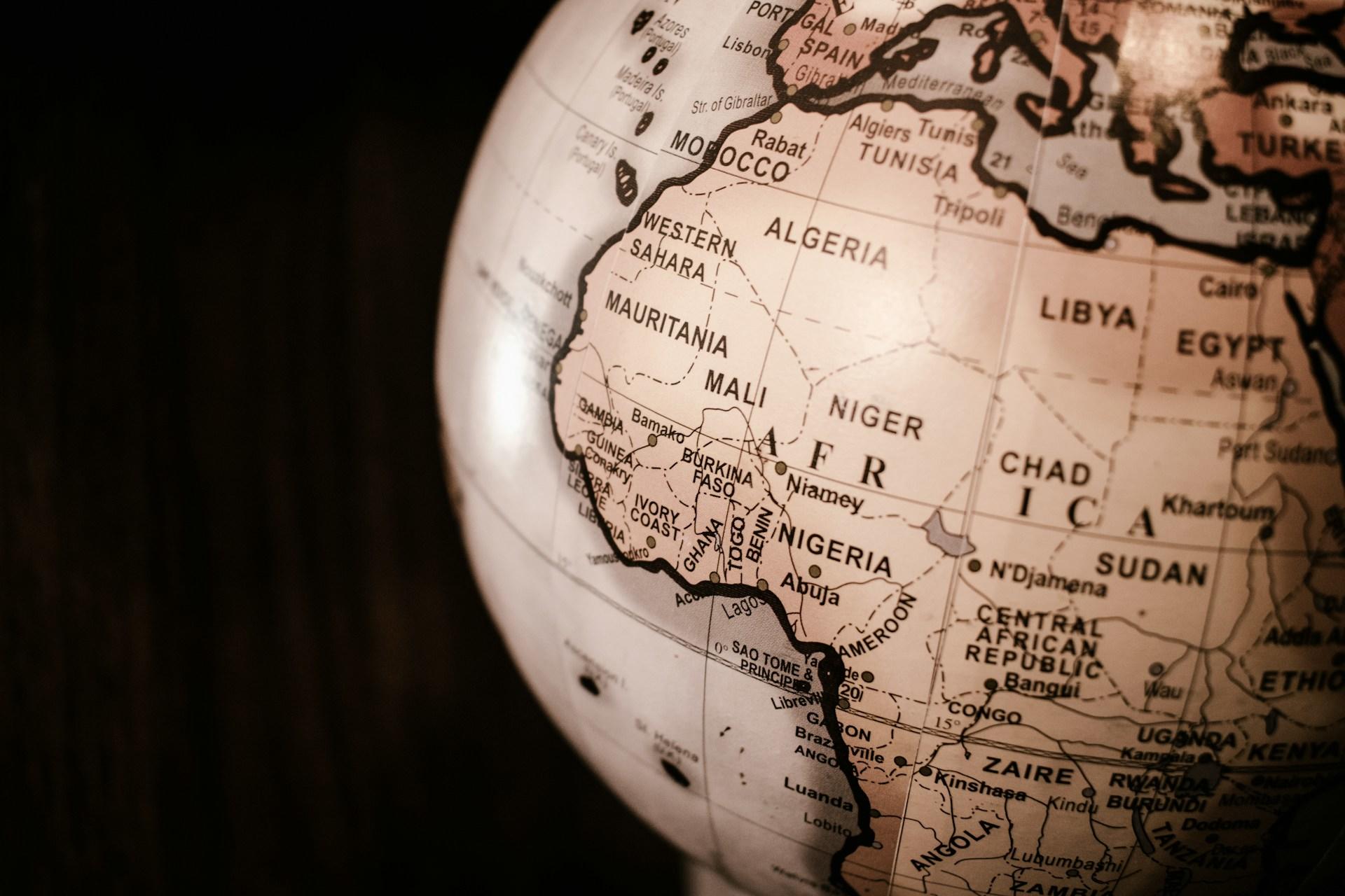 Globus mit Karte von Afrika.