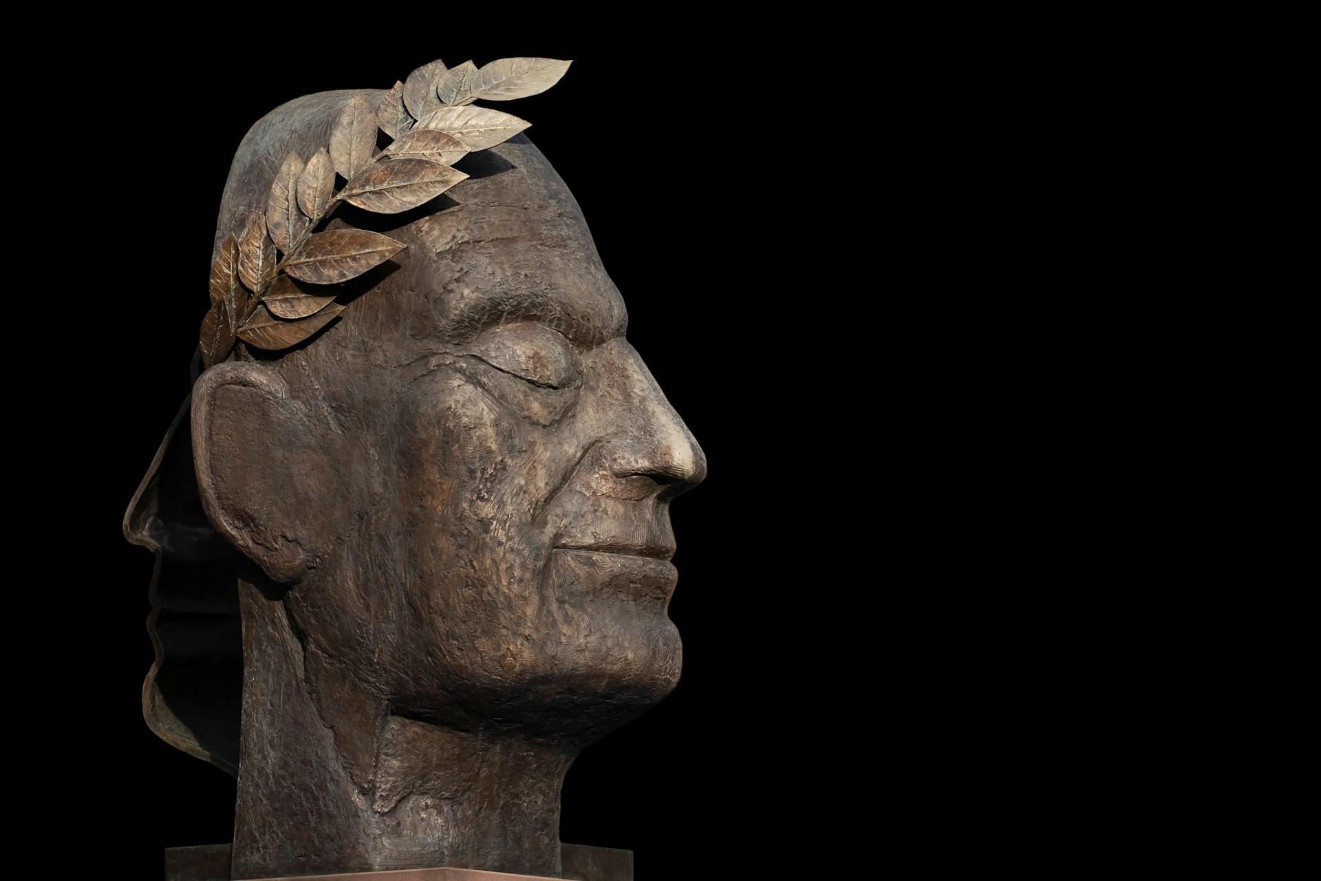 Statue von Caesar mit Lorbeerkranz.