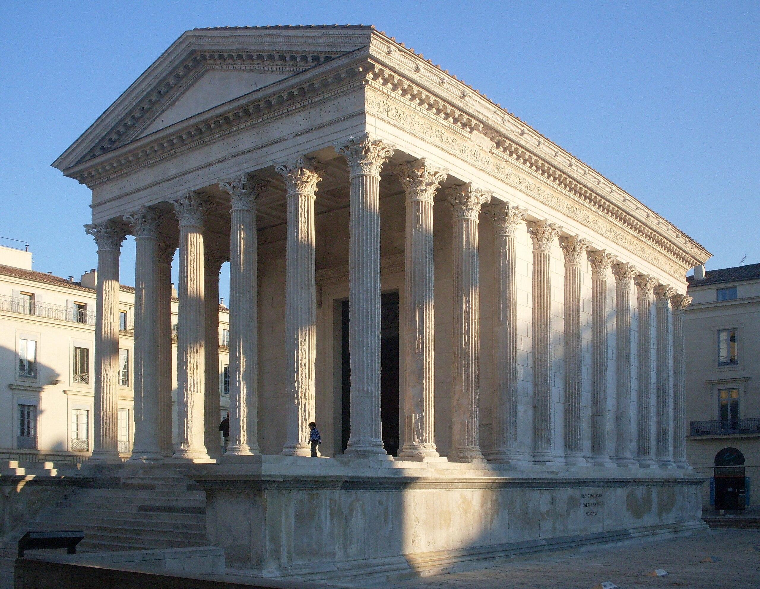 Die Maison Carrée in Nîmes vor blauem Himmel