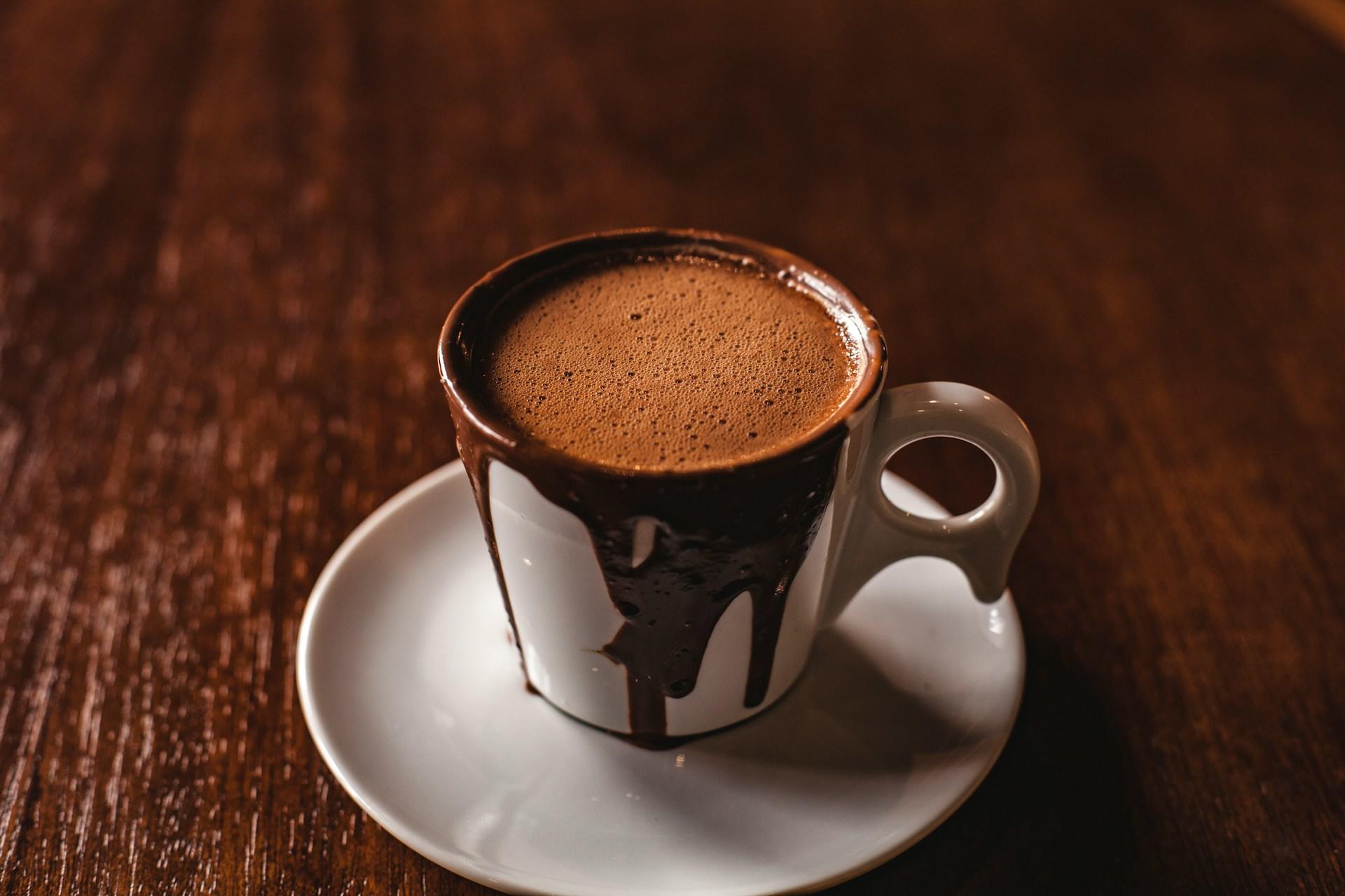 Tasse auf Unterteller mit heißer Schokolade.