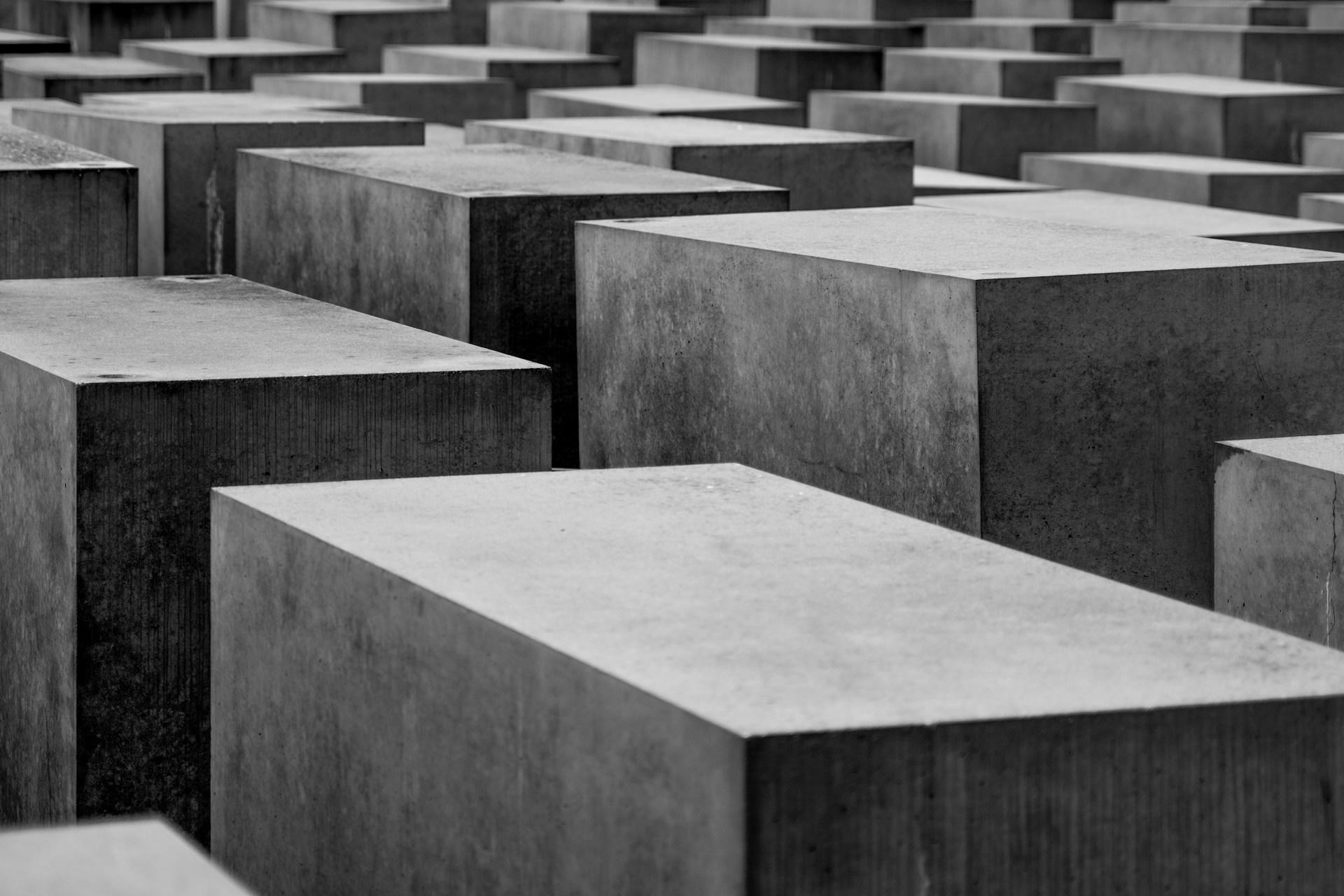 Schwarze Betonblöcke nebeneinander.
