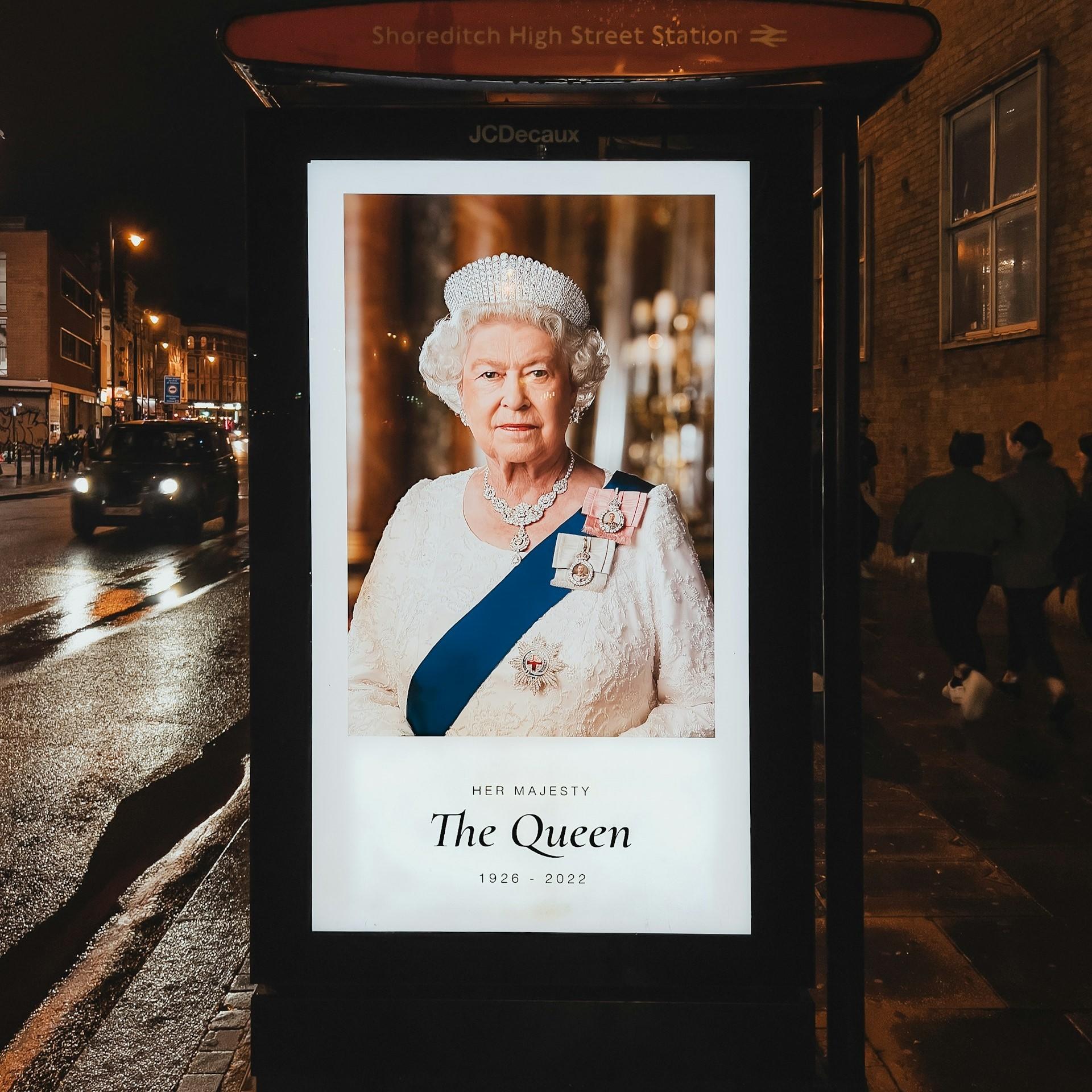 Plakat mit der Queen von England darauf