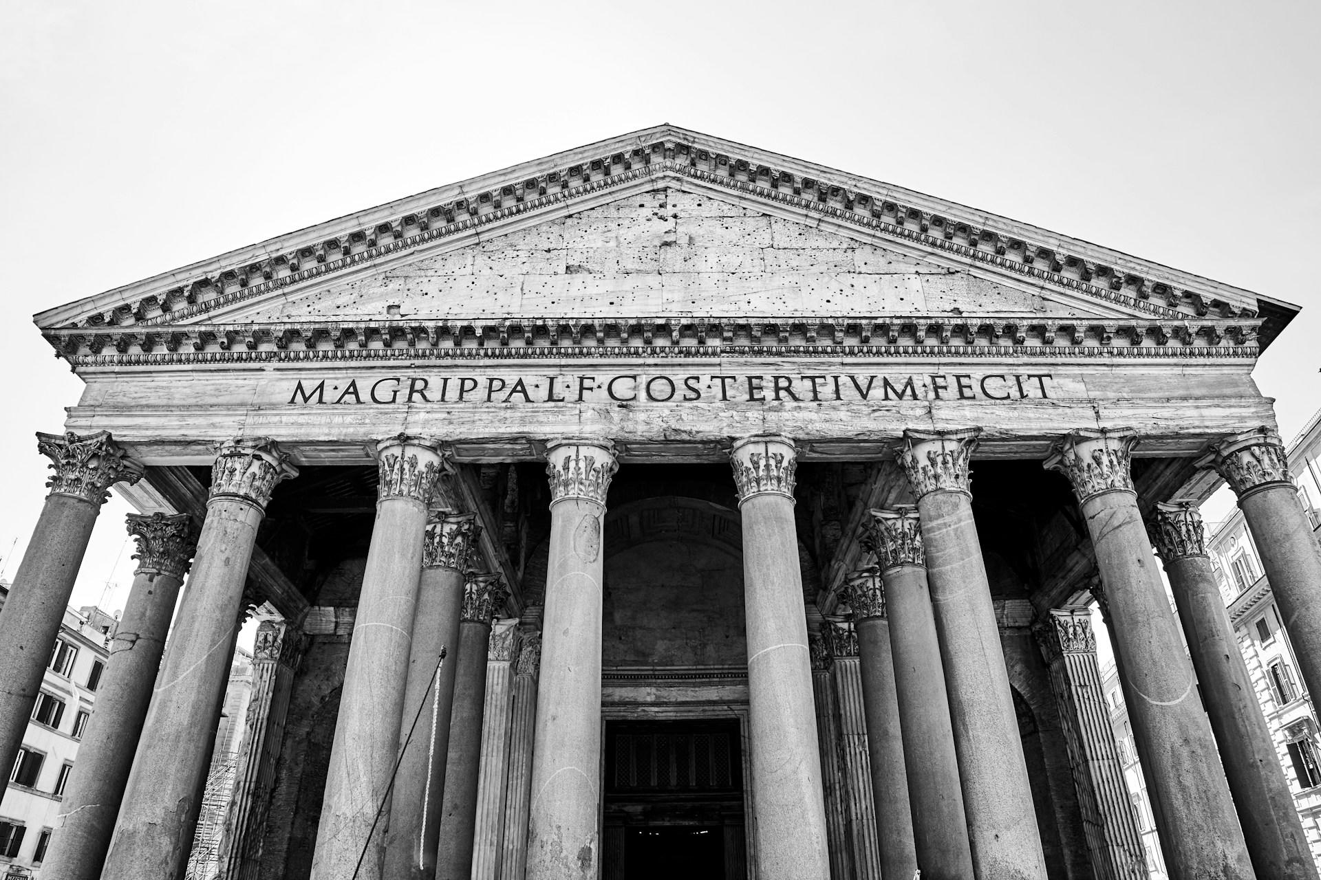 Gebäude mit Säulen und Schrift.