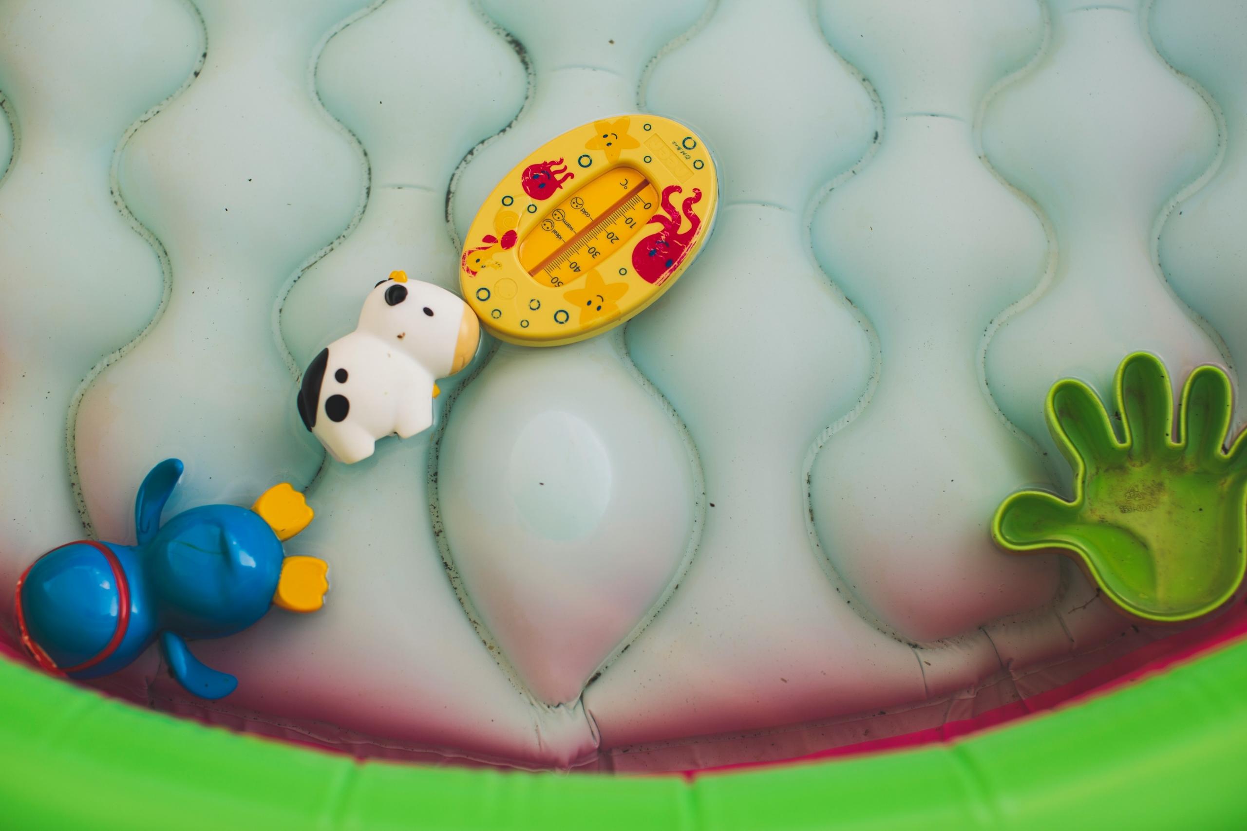 Förmchen und Wasserspielzeug im Planschbecken