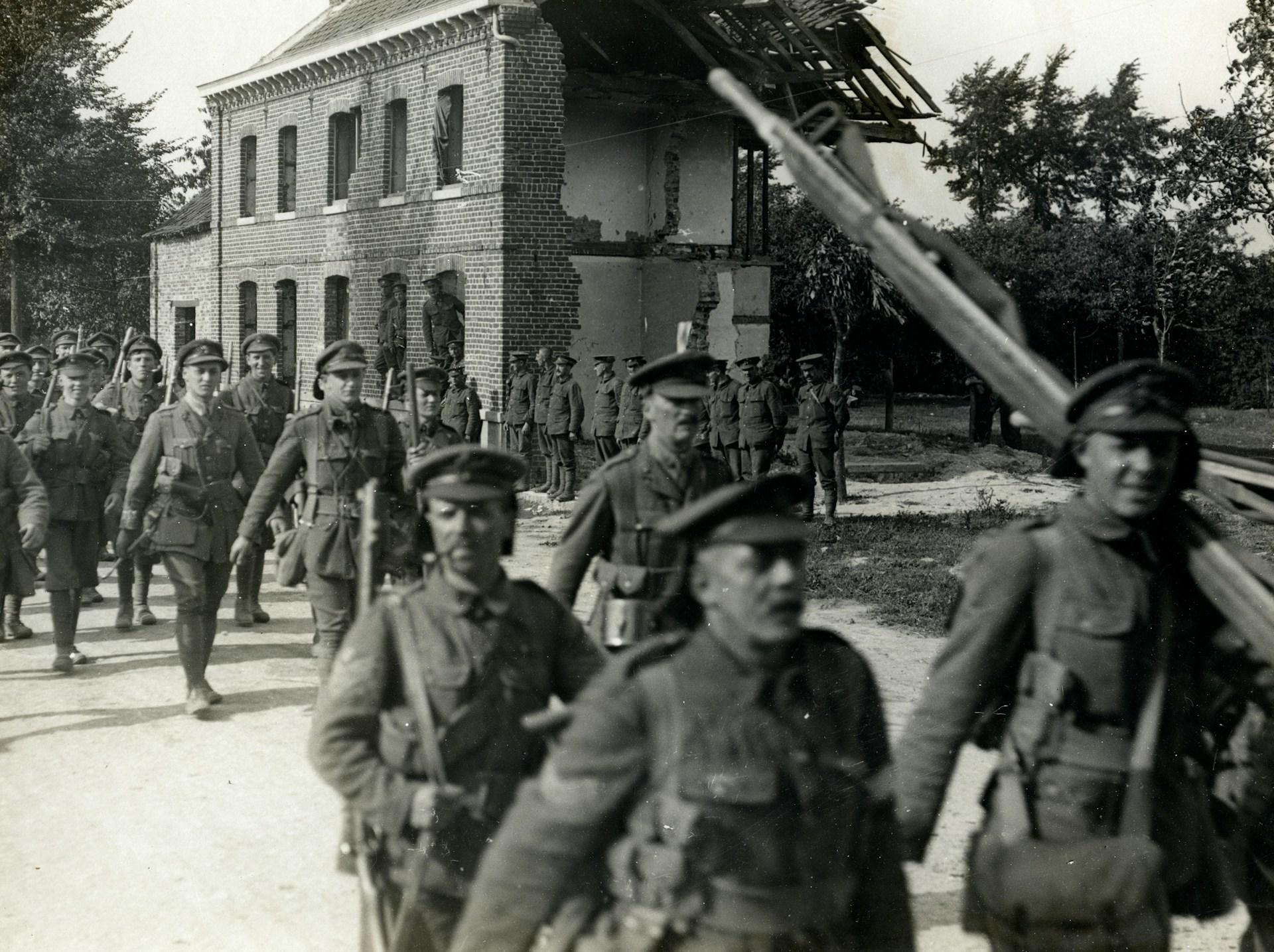 Schwarz weiß Bild von Soldaten auf einem Weg.