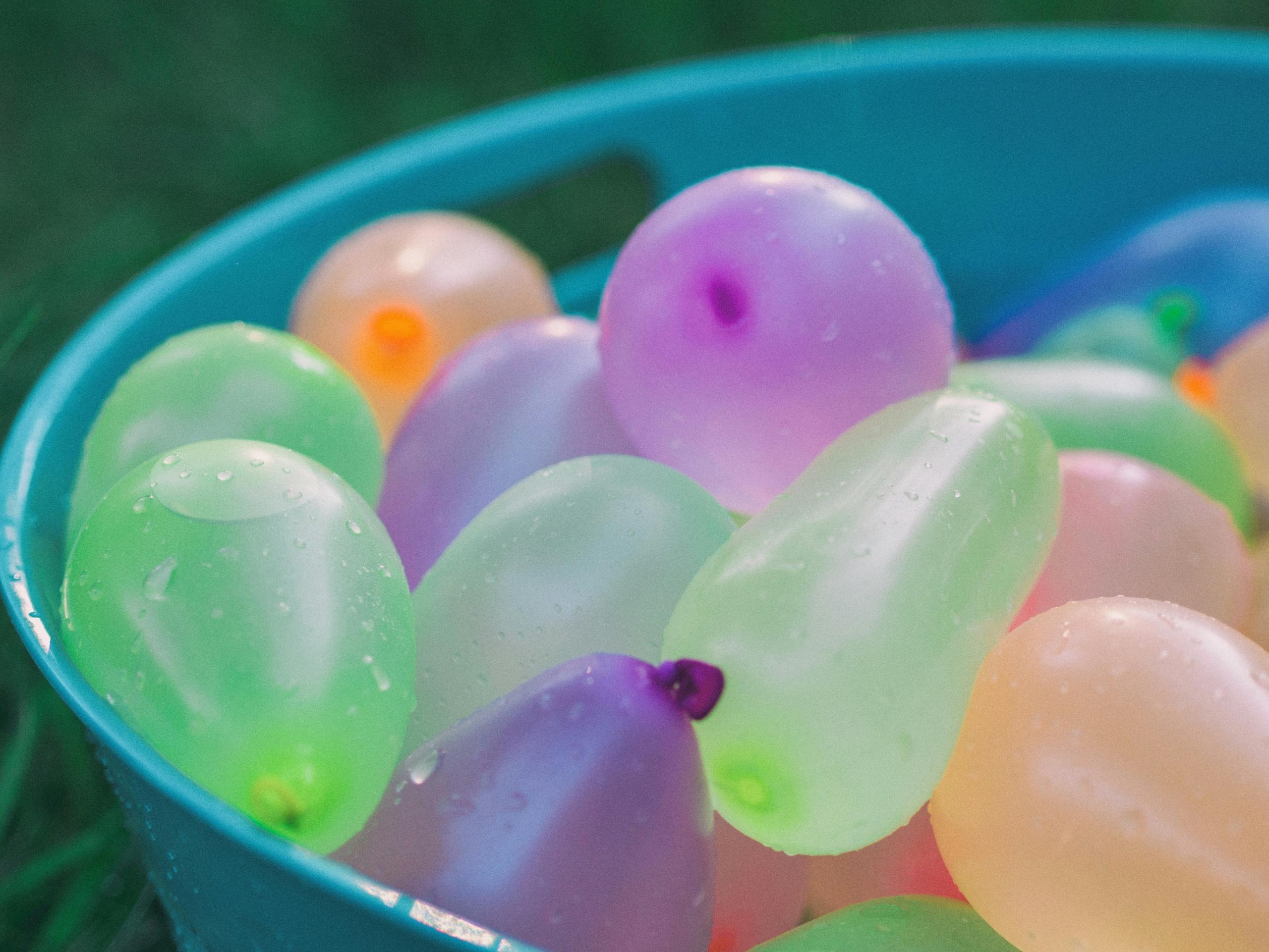Eine große Schüssel voller Wasserbomben