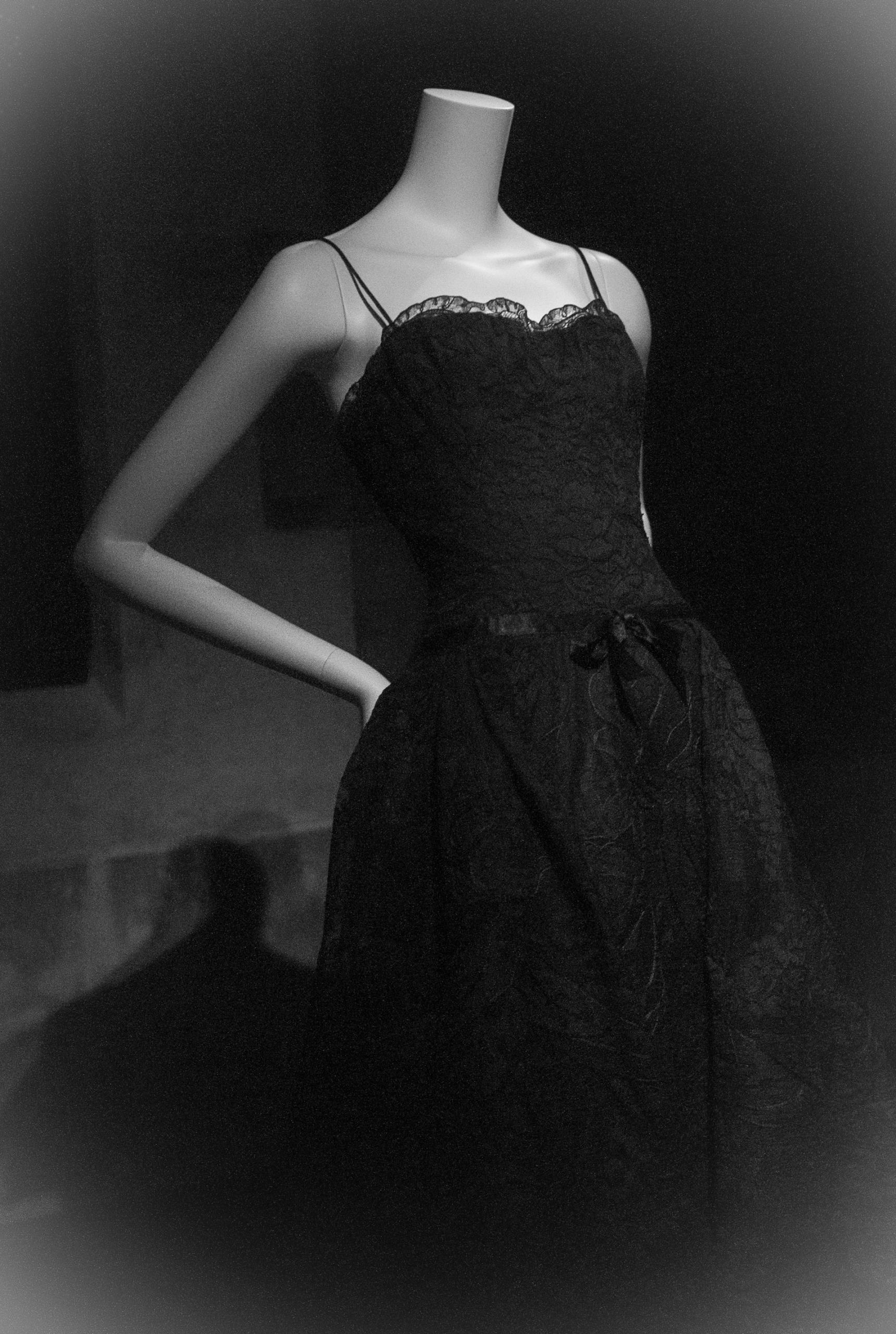Schwarzes Kleid an einer Puppe