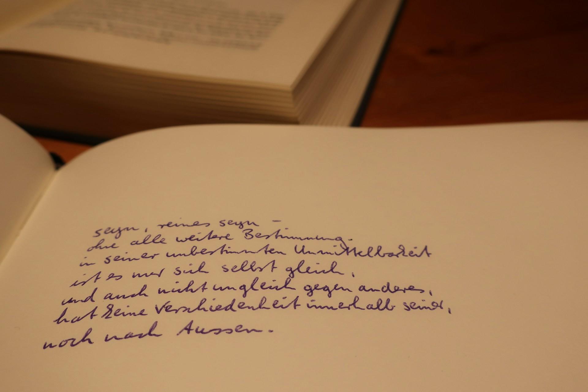Kurzes Gedicht auf hellem Papier.