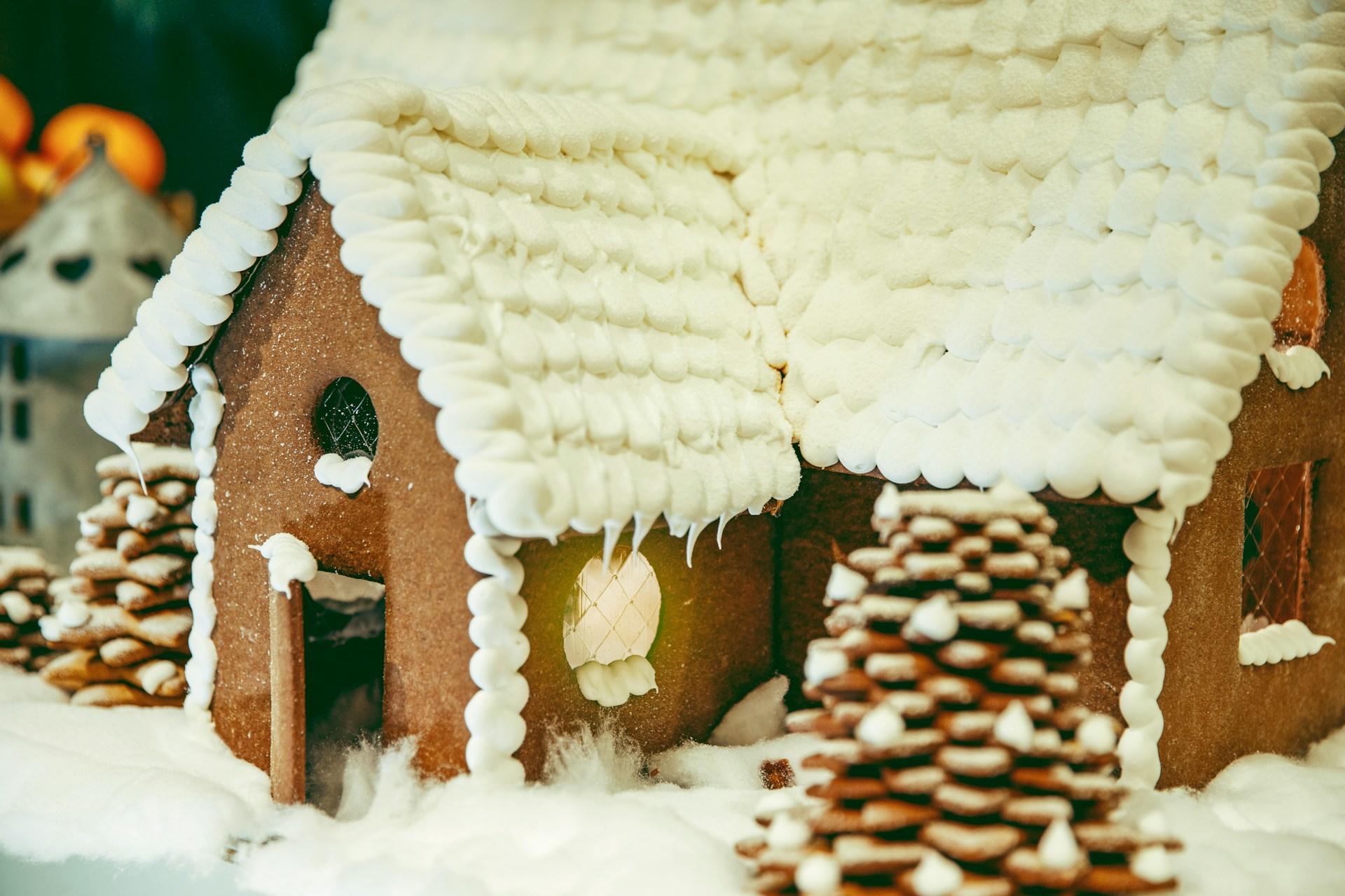 Lebkuchenhaus mit weißem Dach.