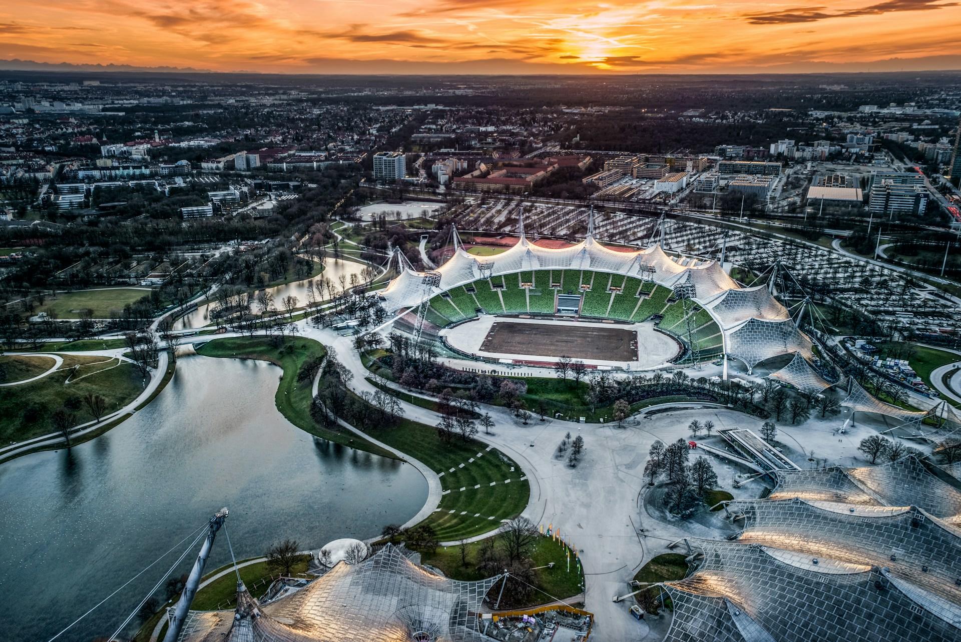 Das Olympiastadion München von oben im Abendlicht