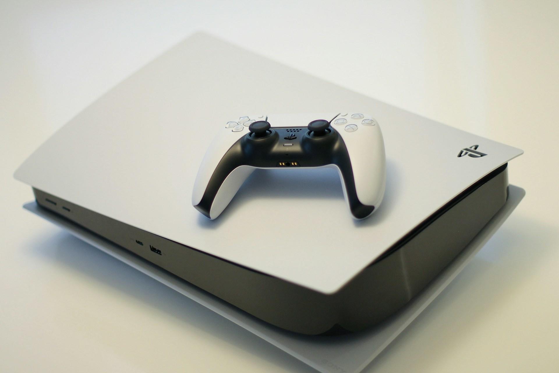 Weiße Konsole mit Controller drauf.