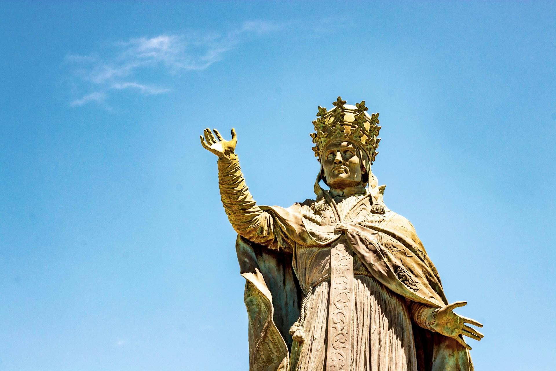 Statue von Mann mit Krone.