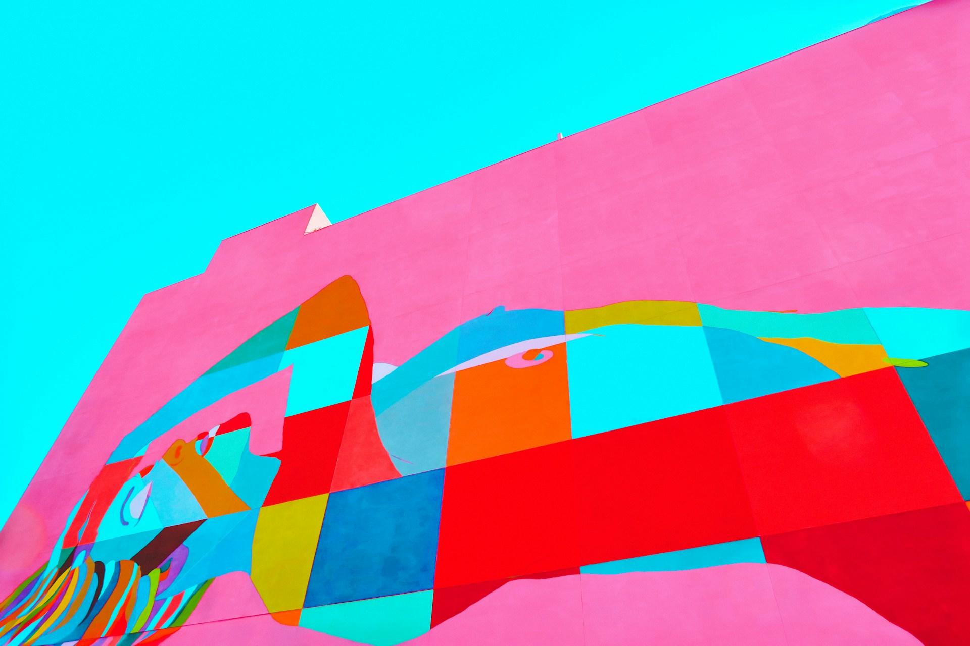 Buntes Graffiti an pinker Wand.