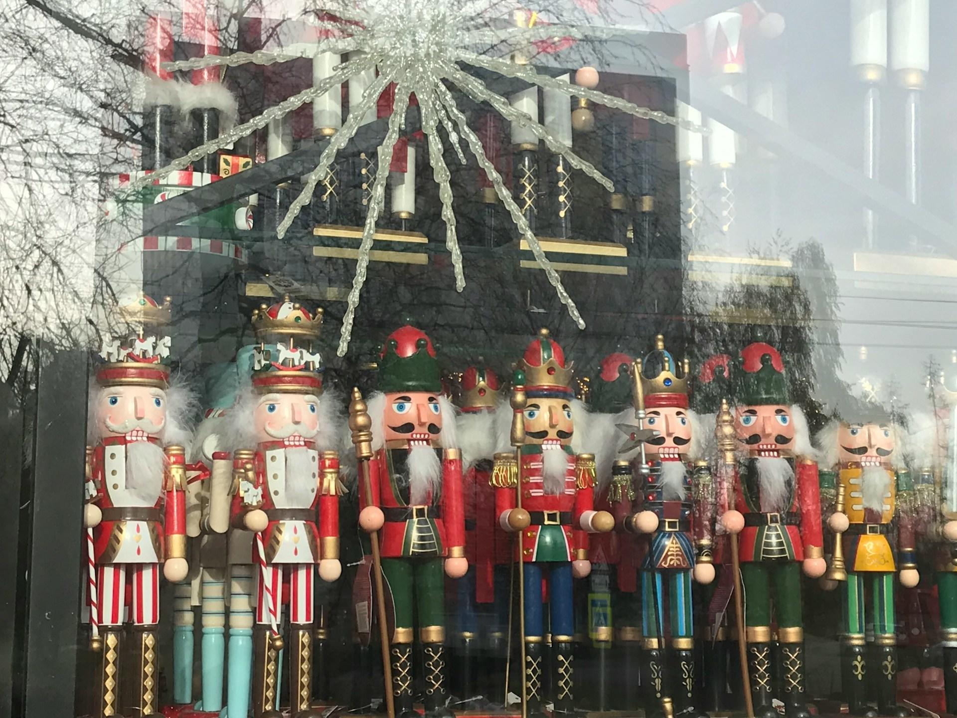 Mehrere Nussknacker im Schaufenster.